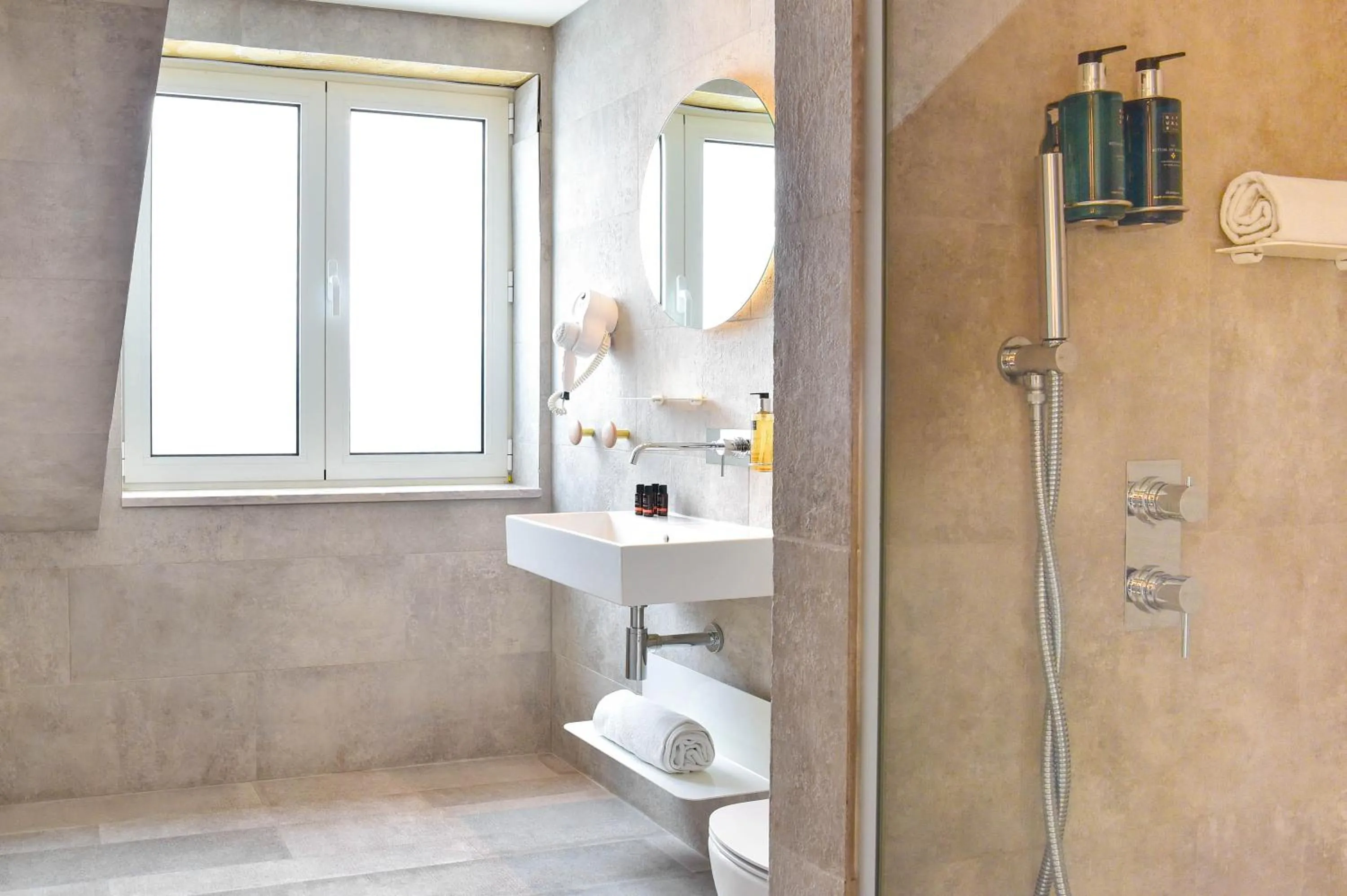 Shower in My Story Hotel Tejo