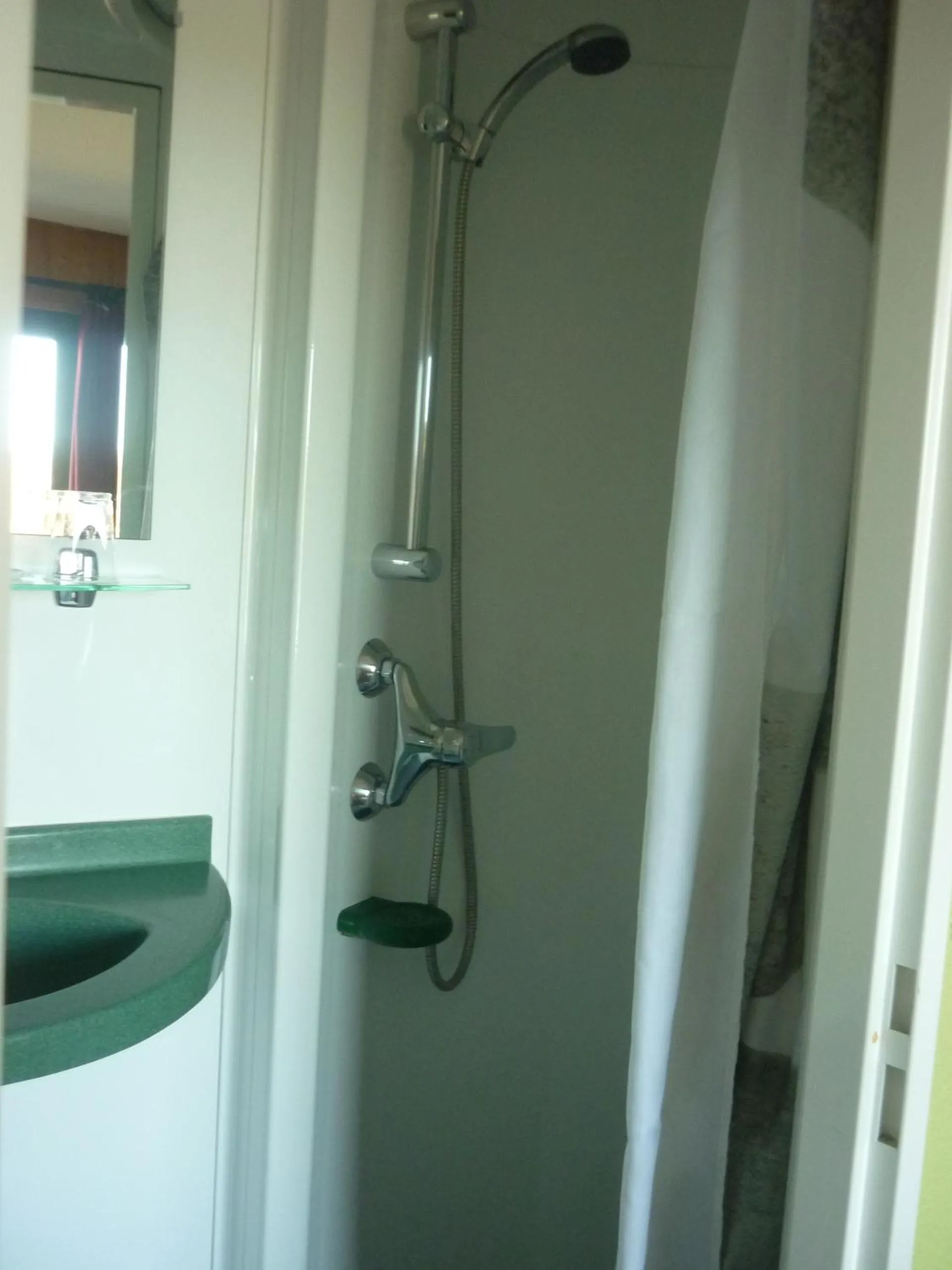 Shower in Hotel Restaurant La Chaumiere du Lac