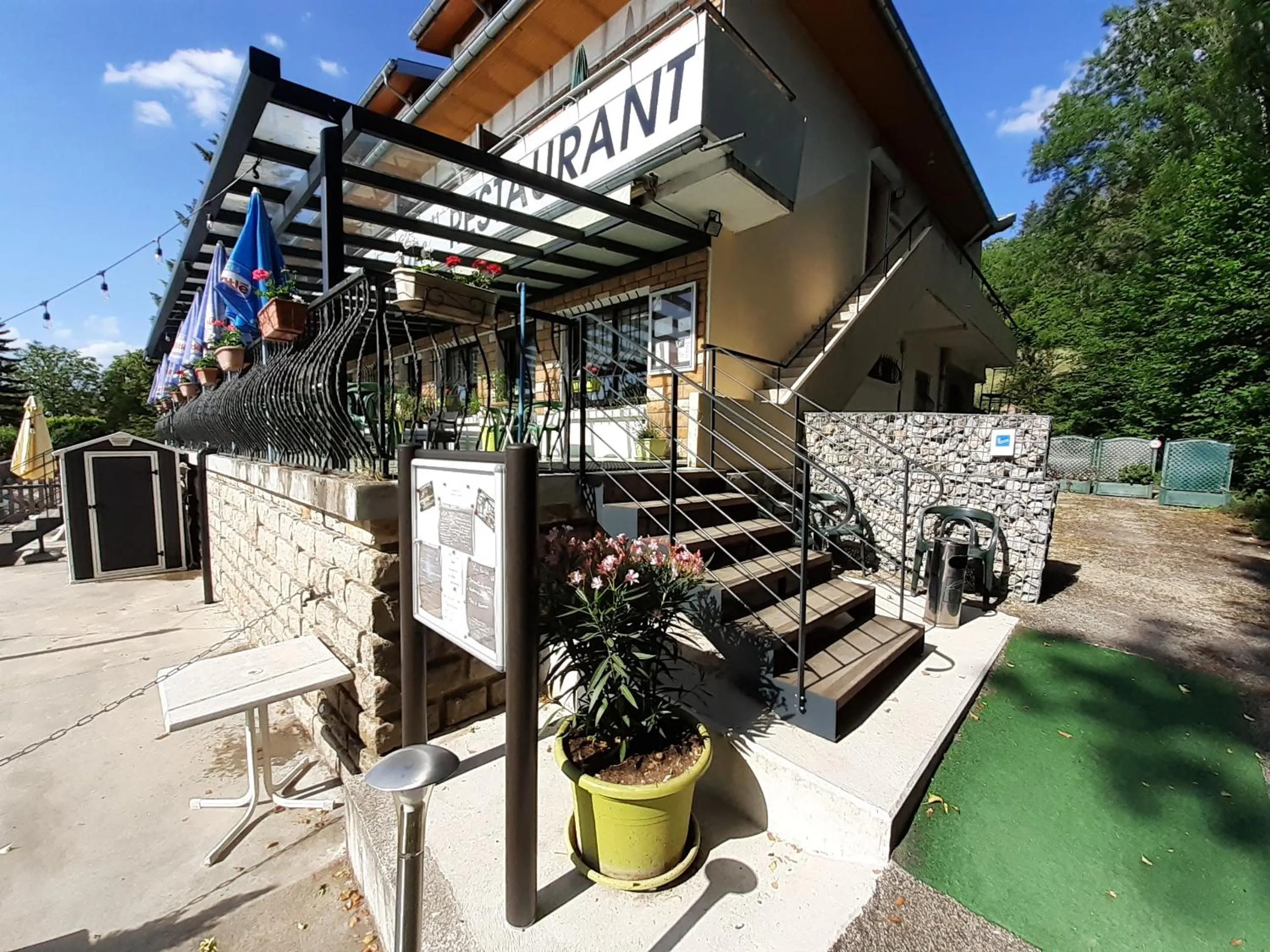 Facade/entrance in Hotel Restaurant La Chaumiere du Lac