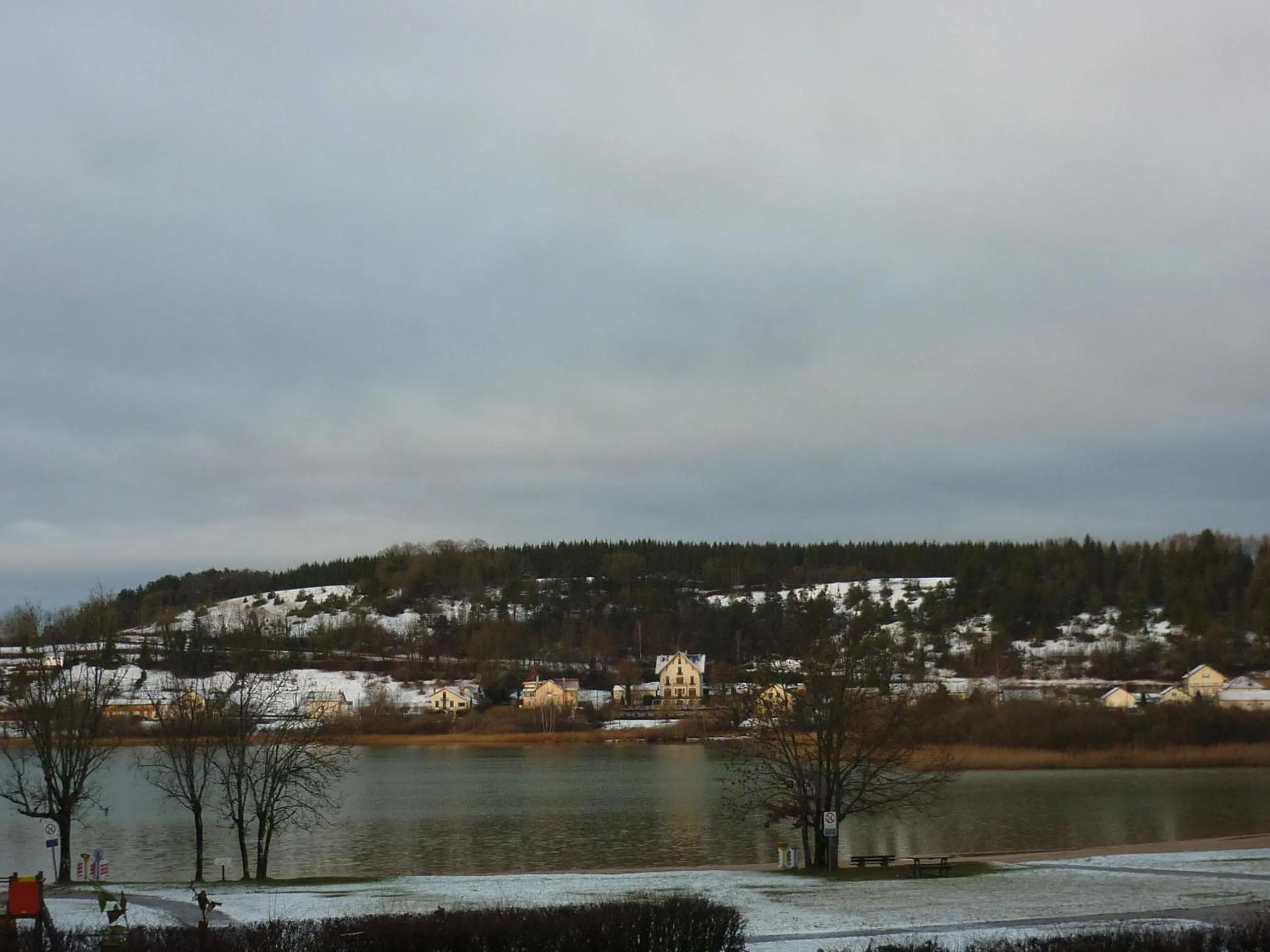 Winter in Hotel Restaurant La Chaumiere du Lac