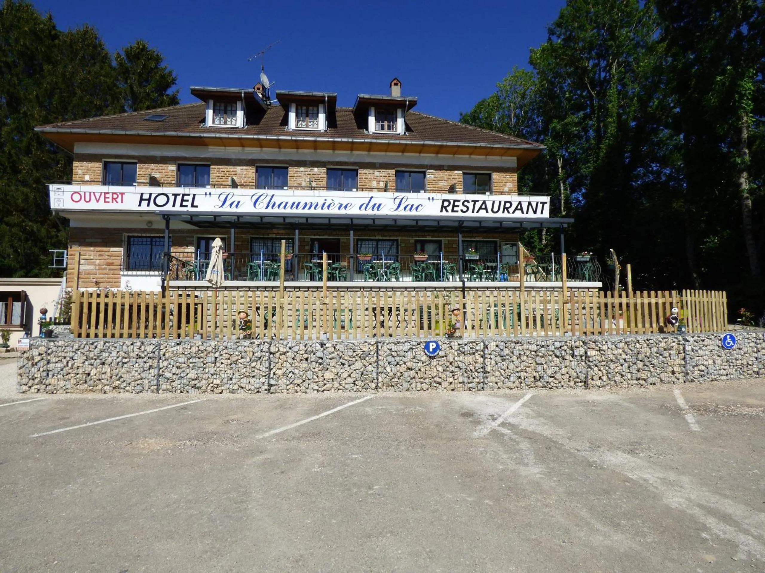 Property building in Hotel Restaurant La Chaumiere du Lac