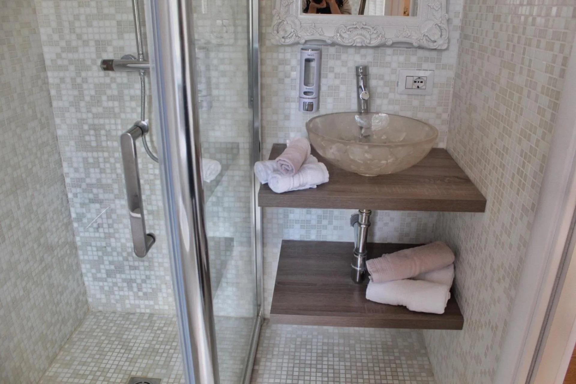 Shower in Baby Hotel