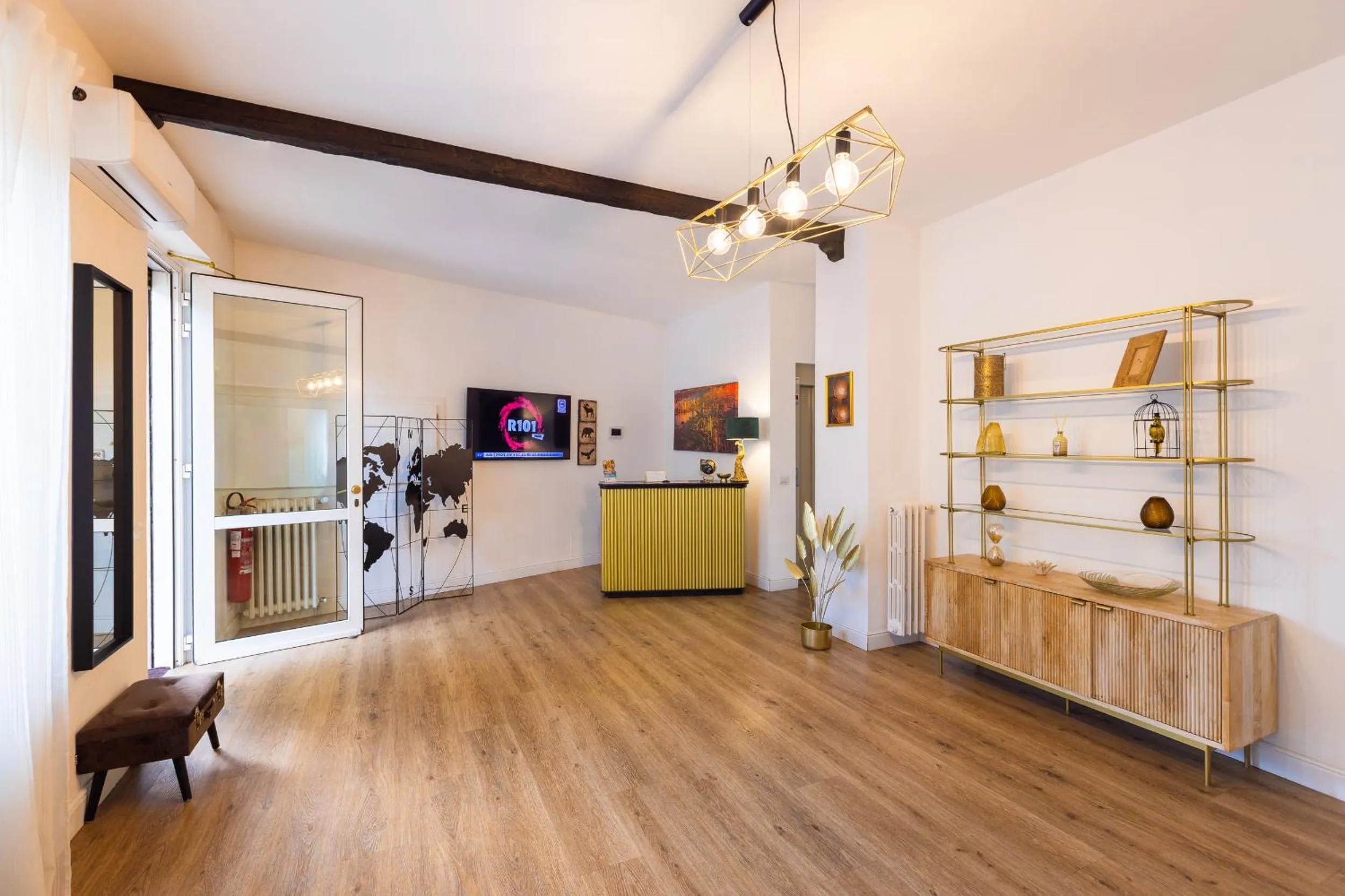 Communal lounge/ TV room in Domino Hotel