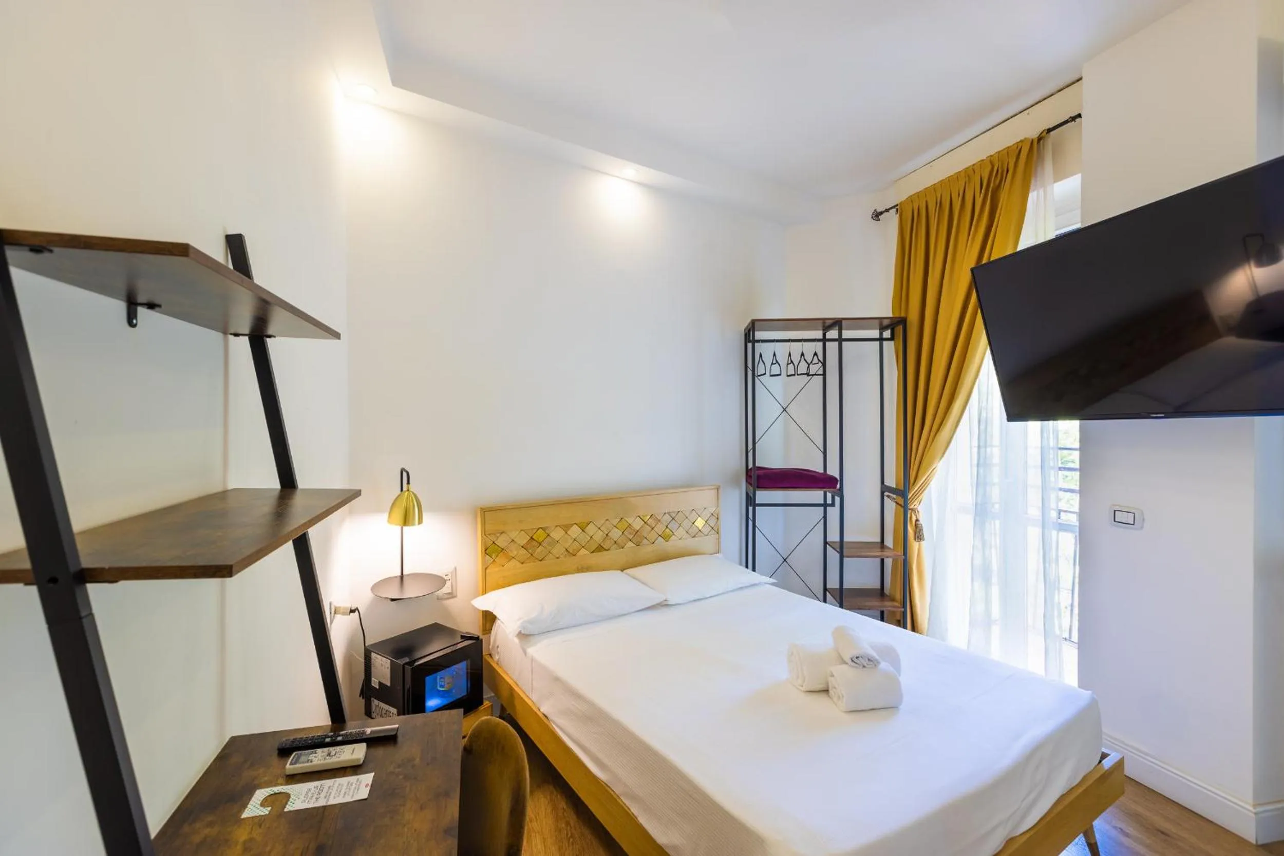 Bedroom, Bed in Domino Hotel