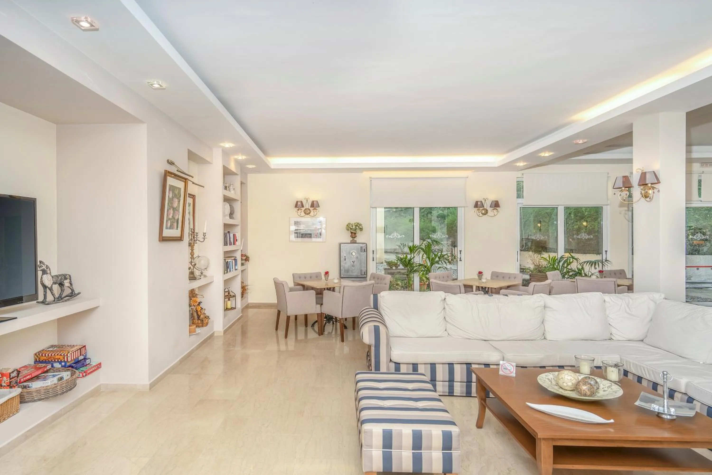 Communal lounge/ TV room in Art Hotel Debono