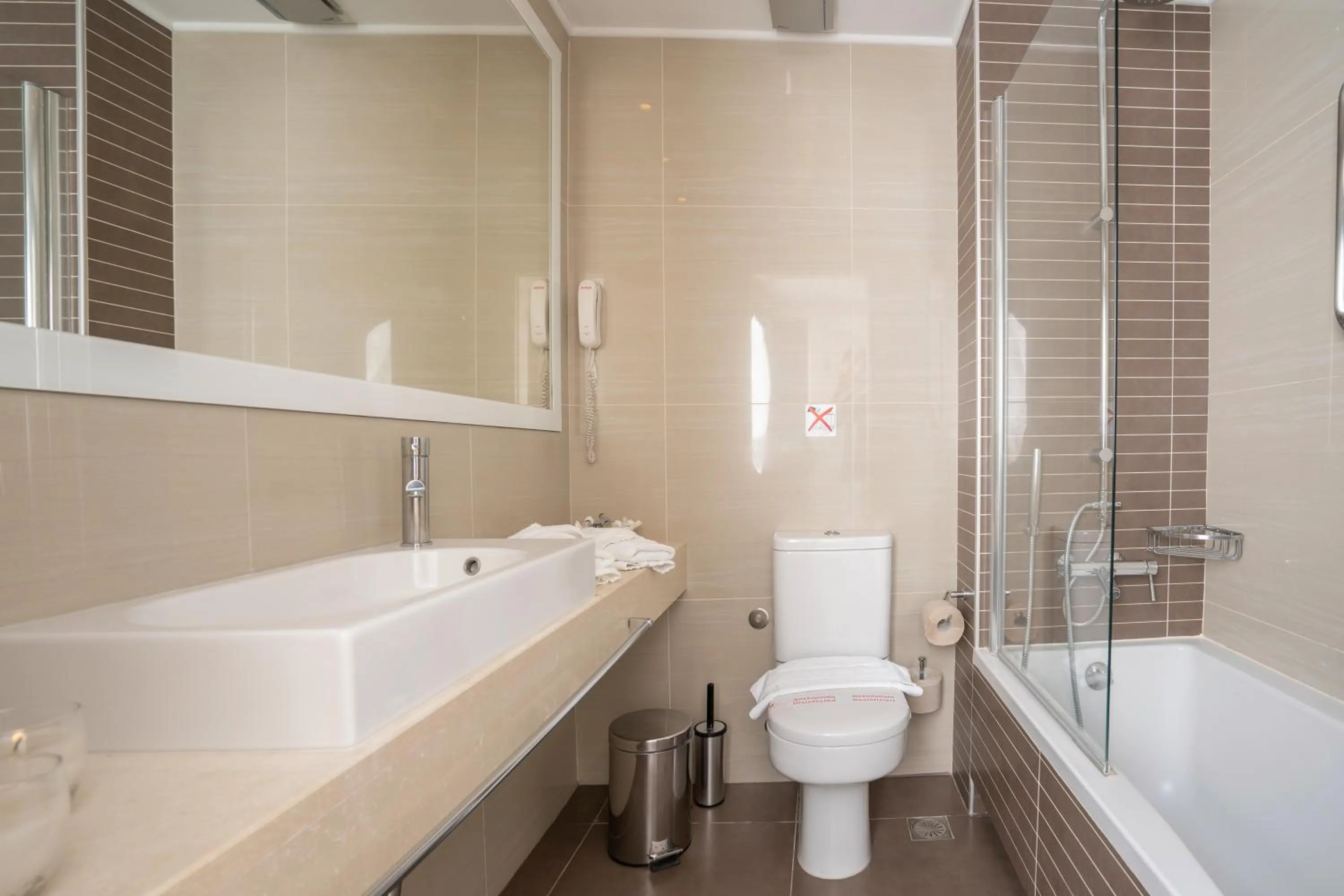 Toilet in Art Hotel Debono