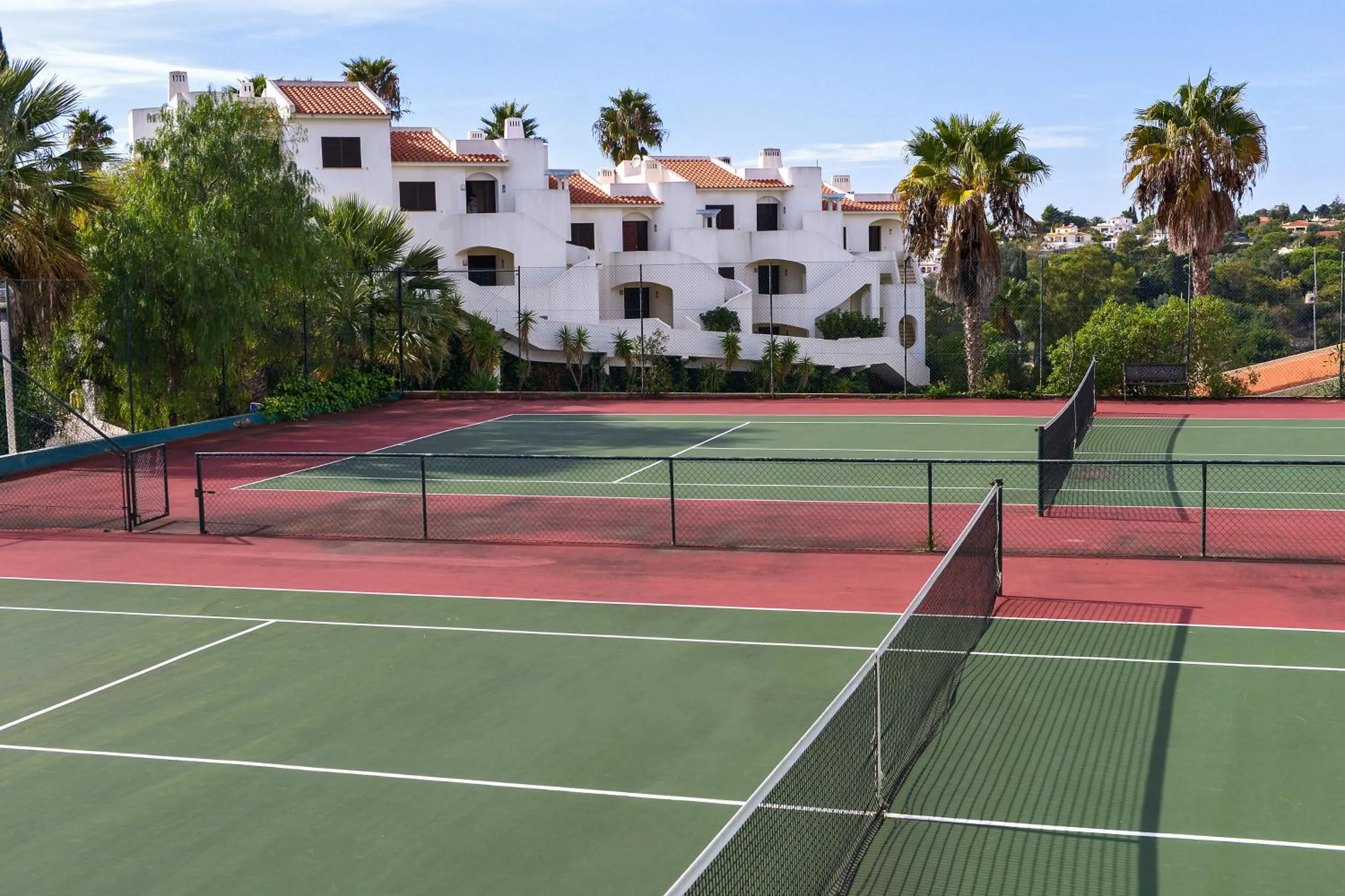 Tennis court in Monte Dourado