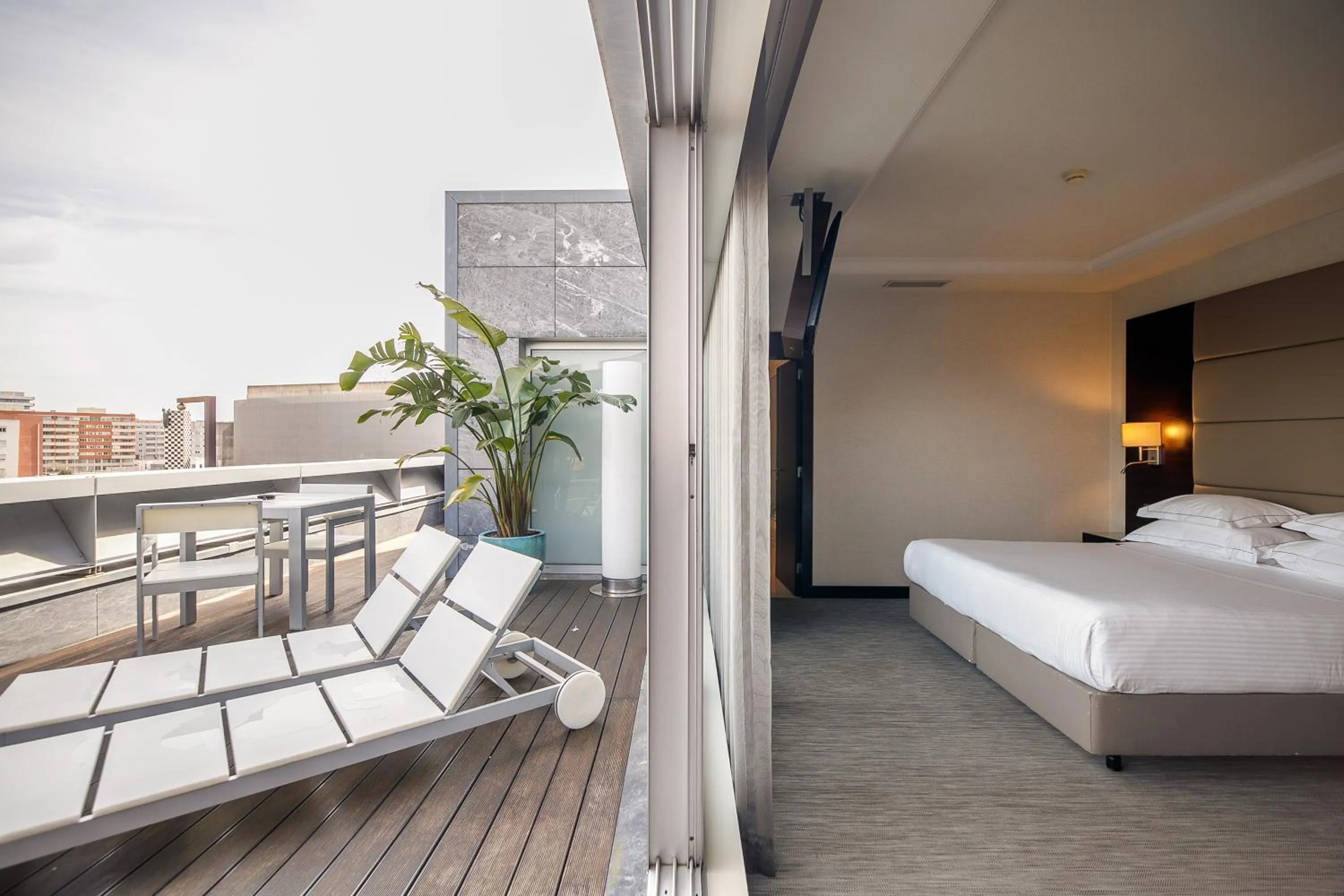Balcony/Terrace, Bed in BessaHotel Boavista