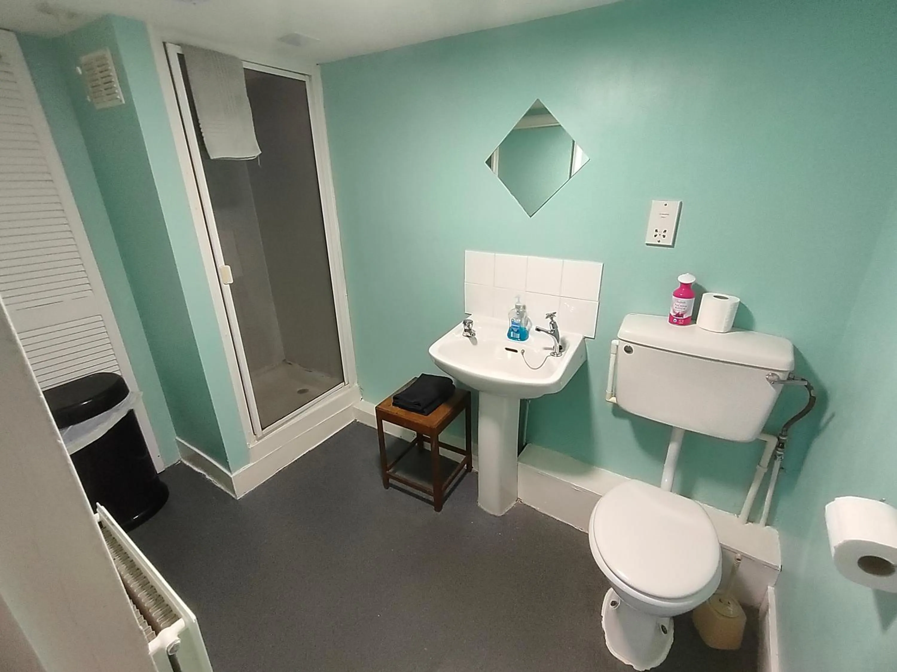 Bathroom in Plymouth Backpackers