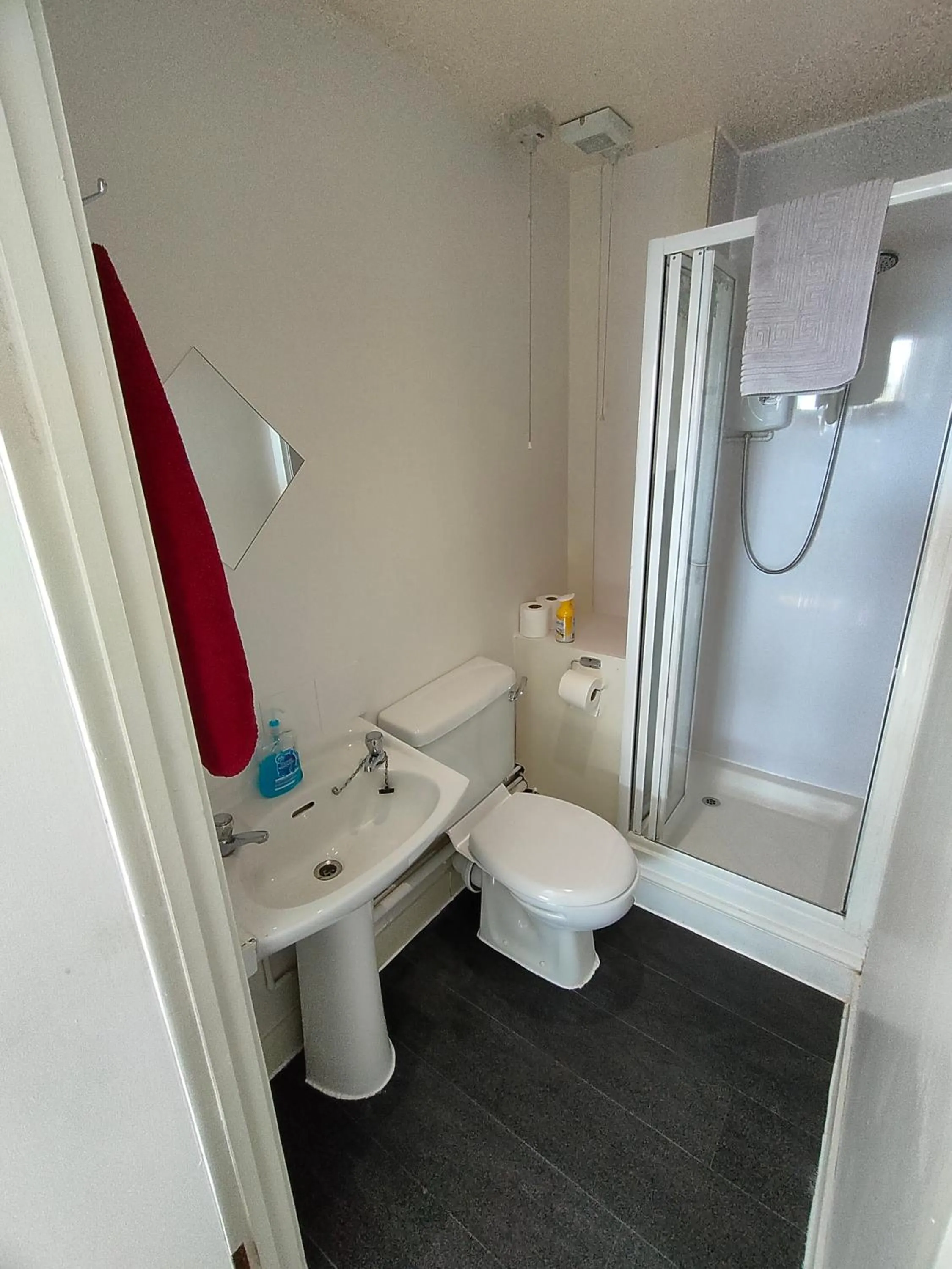 Bathroom in Plymouth Backpackers