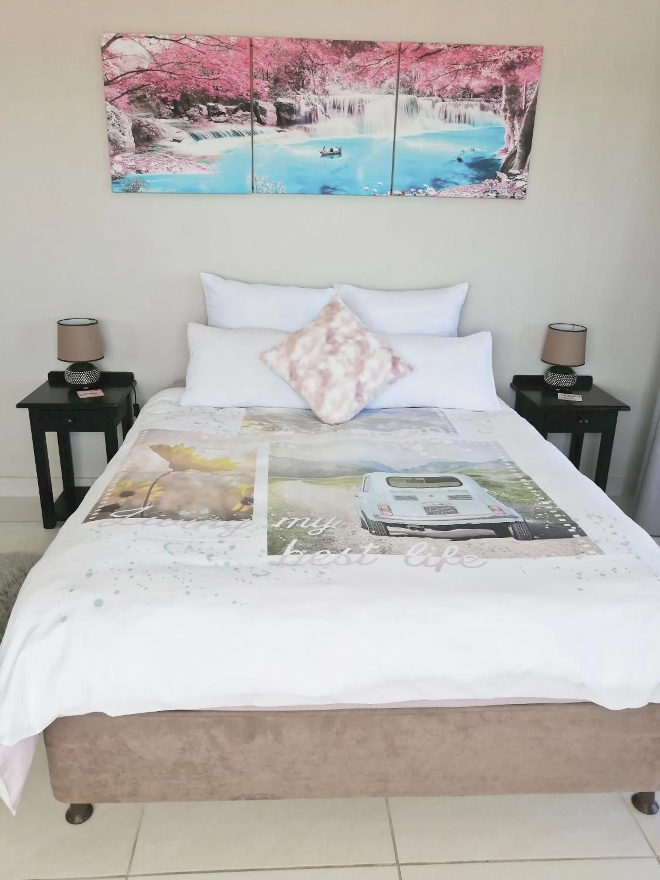 Bedroom, Bed in JoJo's BnB