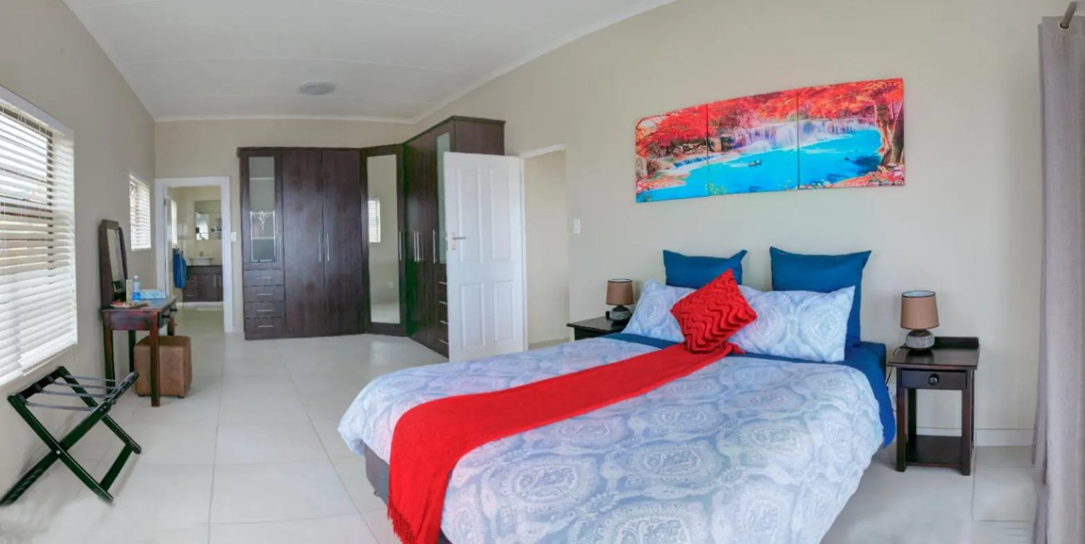 Photo of the whole room, Bed in JoJo's BnB