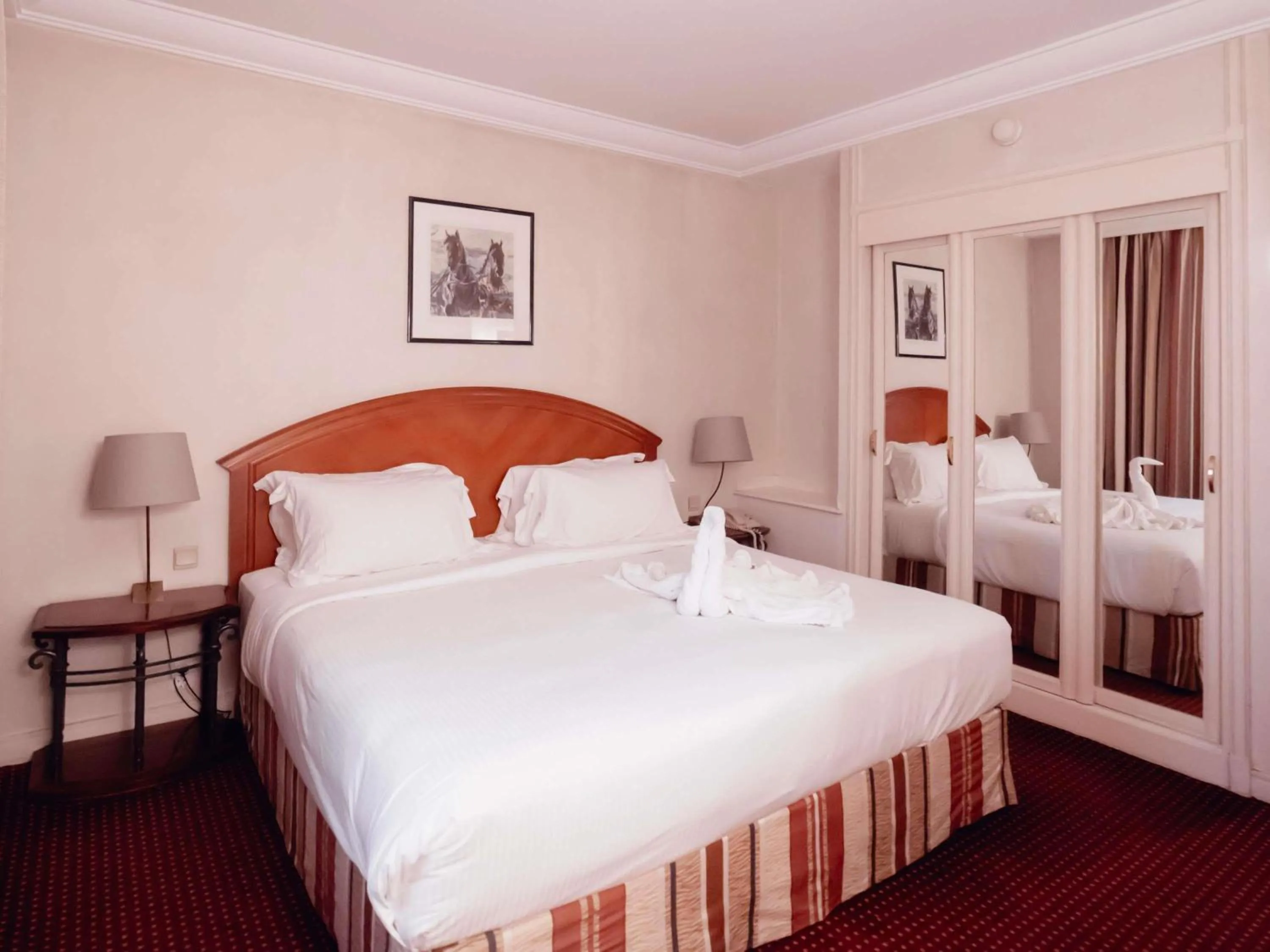 Bedroom, Bed in Pullman Bucharest World Trade Center