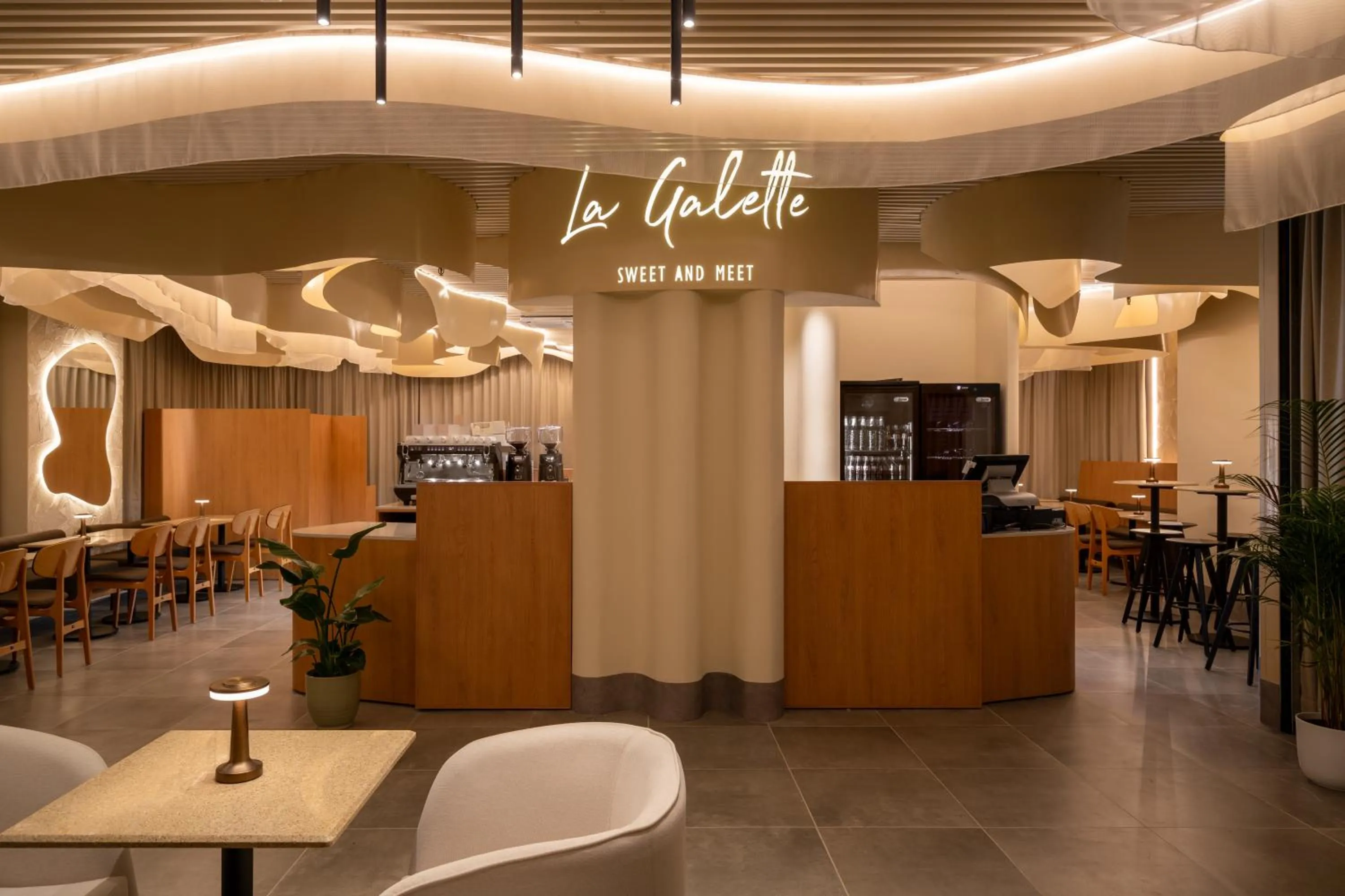 Restaurant/places to eat in Pullman Bucharest World Trade Center