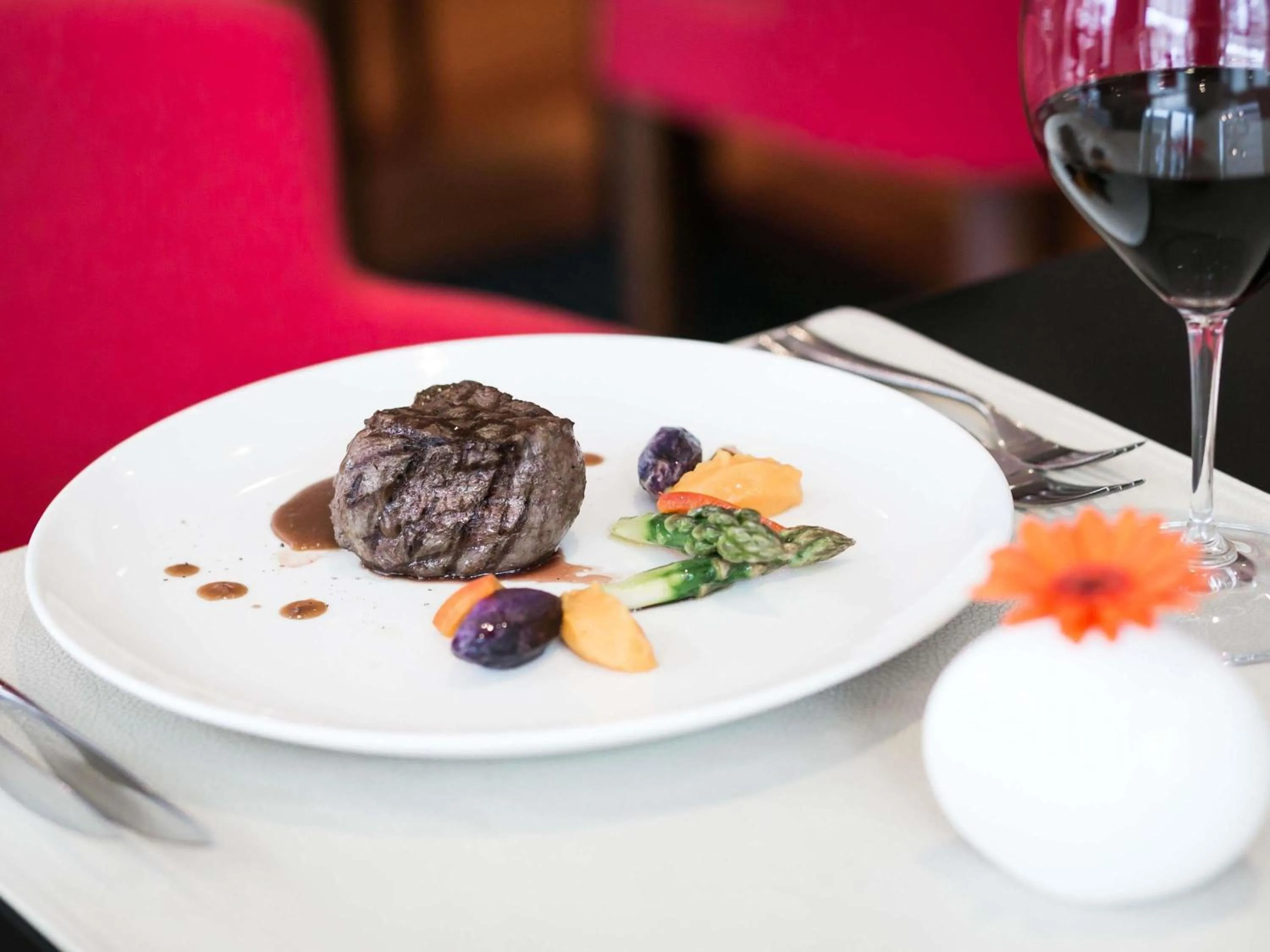 Restaurant/places to eat in Pullman Bucharest World Trade Center