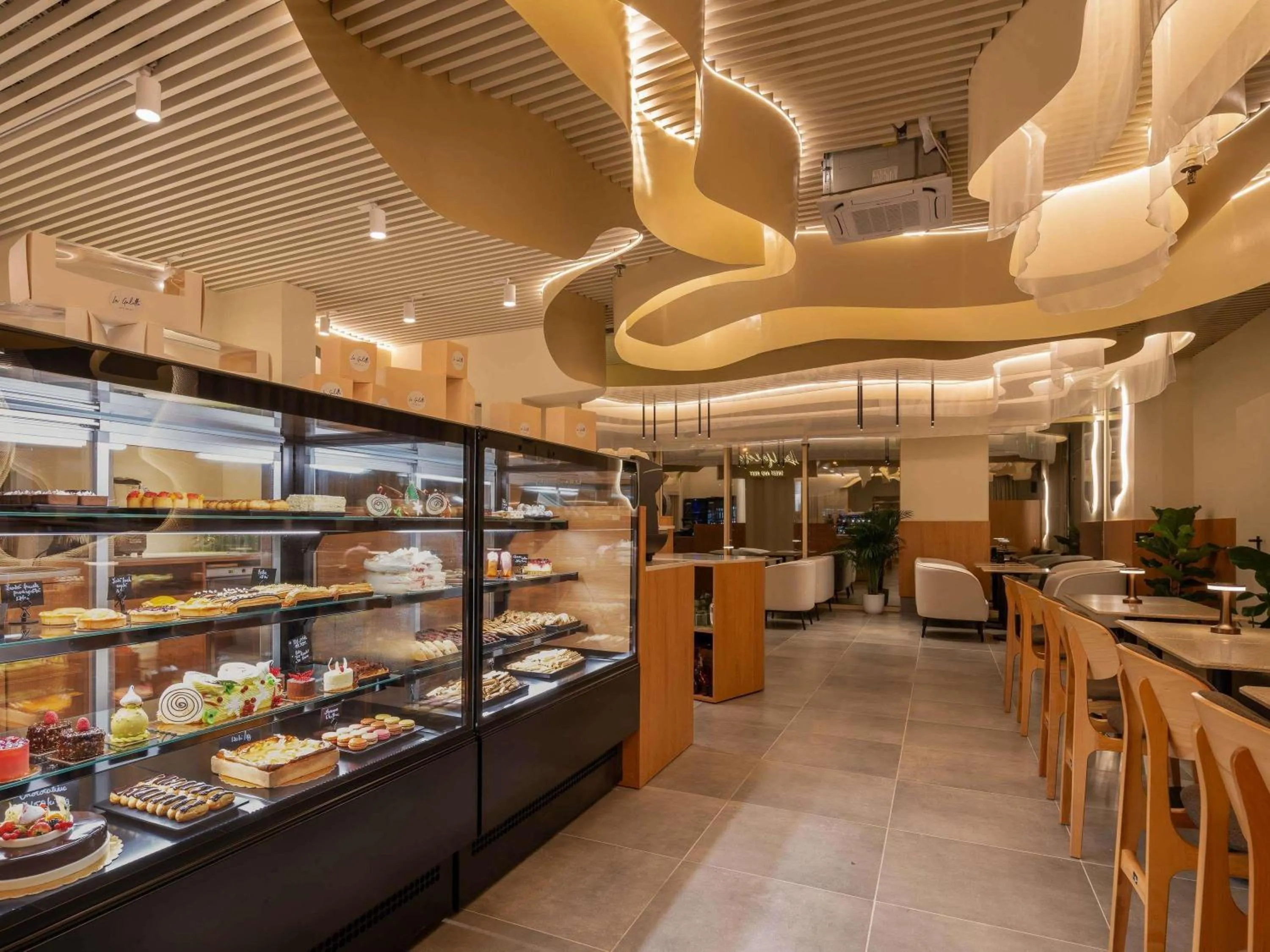 Restaurant/places to eat in Pullman Bucharest World Trade Center