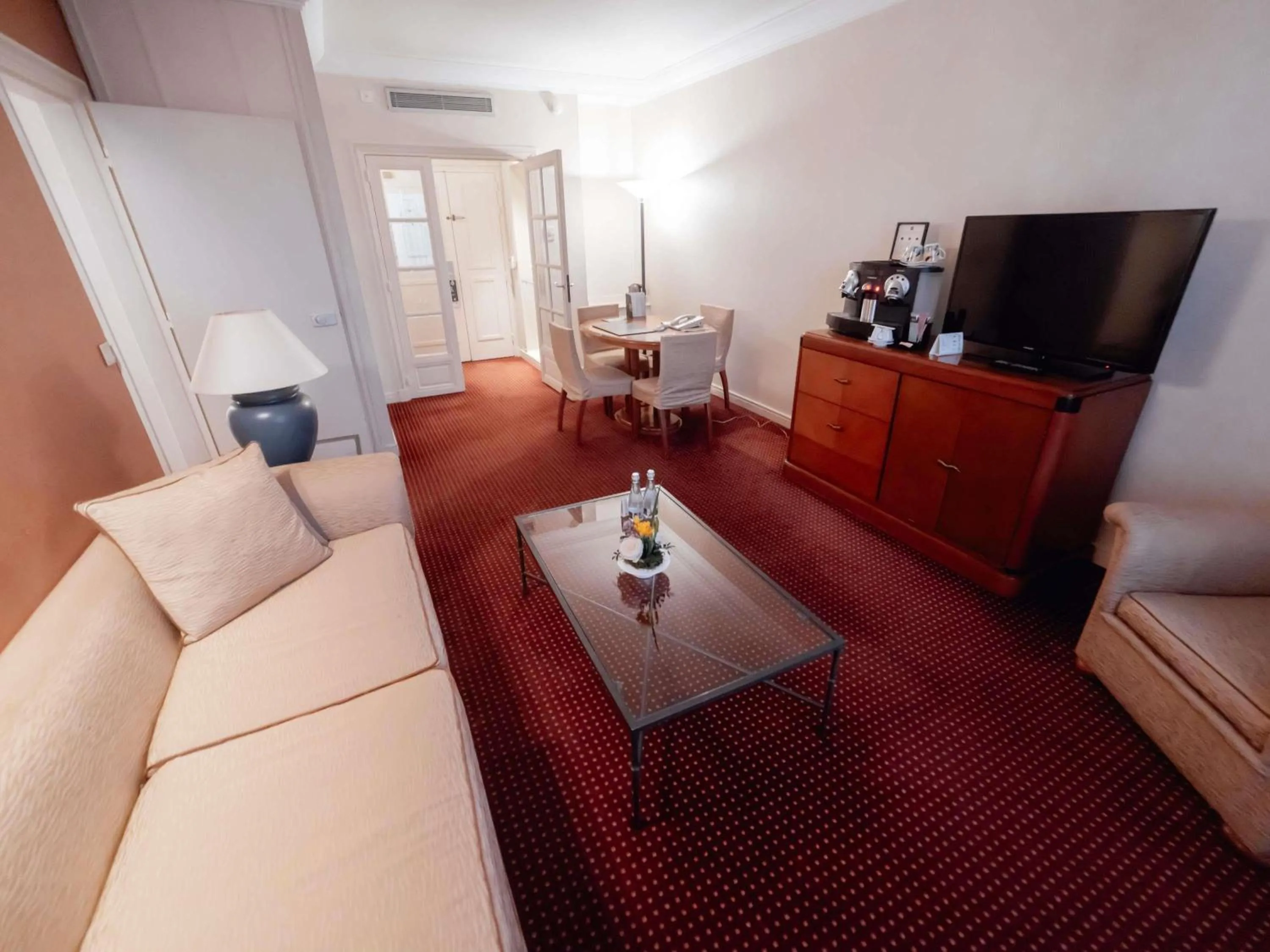 Photo of the whole room in Pullman Bucharest World Trade Center