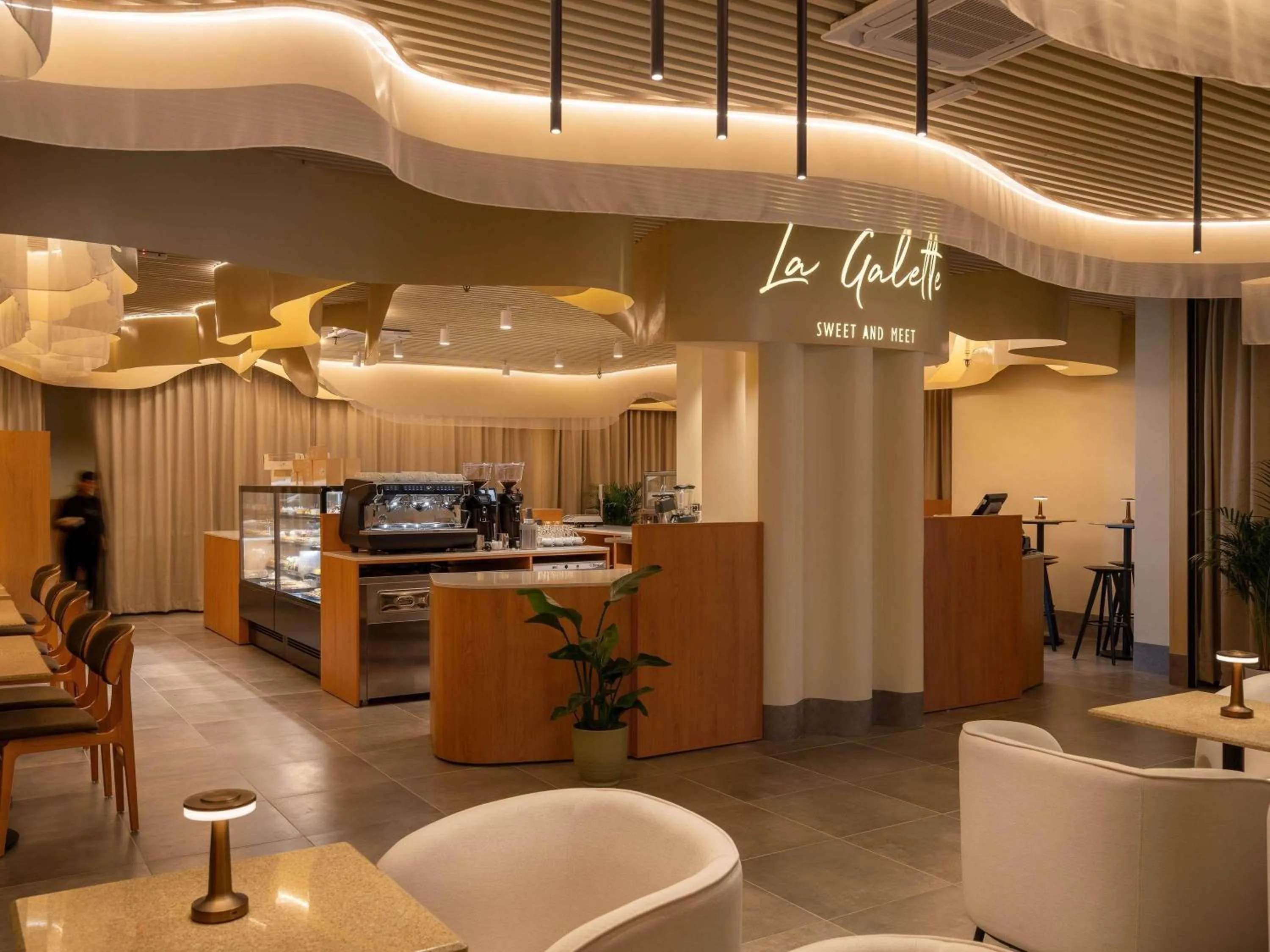 Restaurant/places to eat in Pullman Bucharest World Trade Center