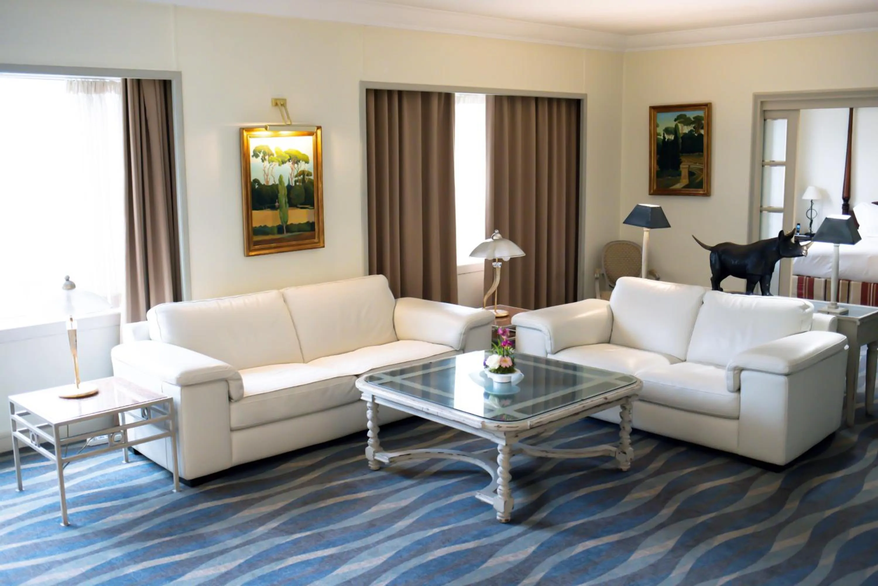 Living room in Pullman Bucharest World Trade Center