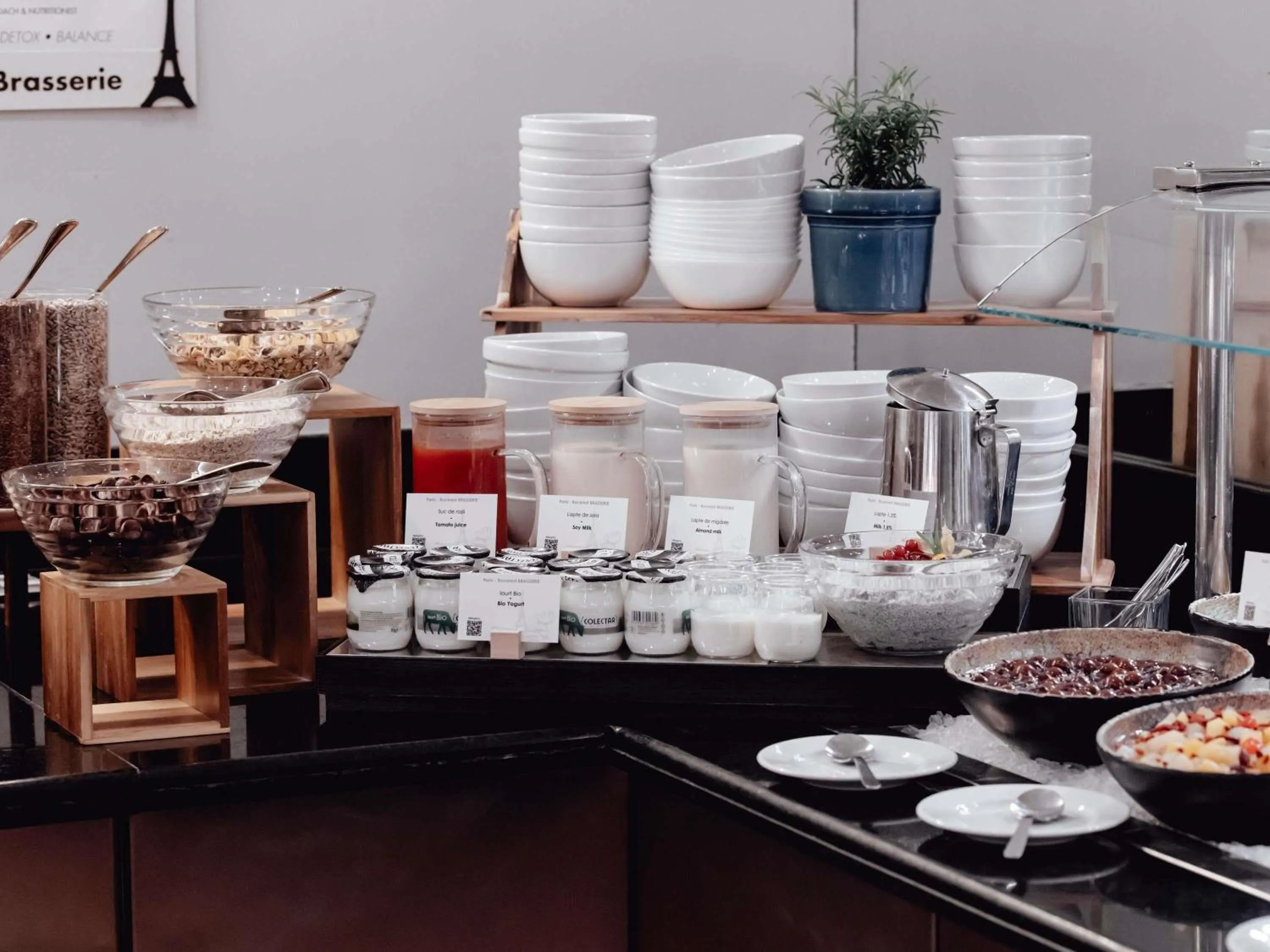 Restaurant/places to eat in Pullman Bucharest World Trade Center