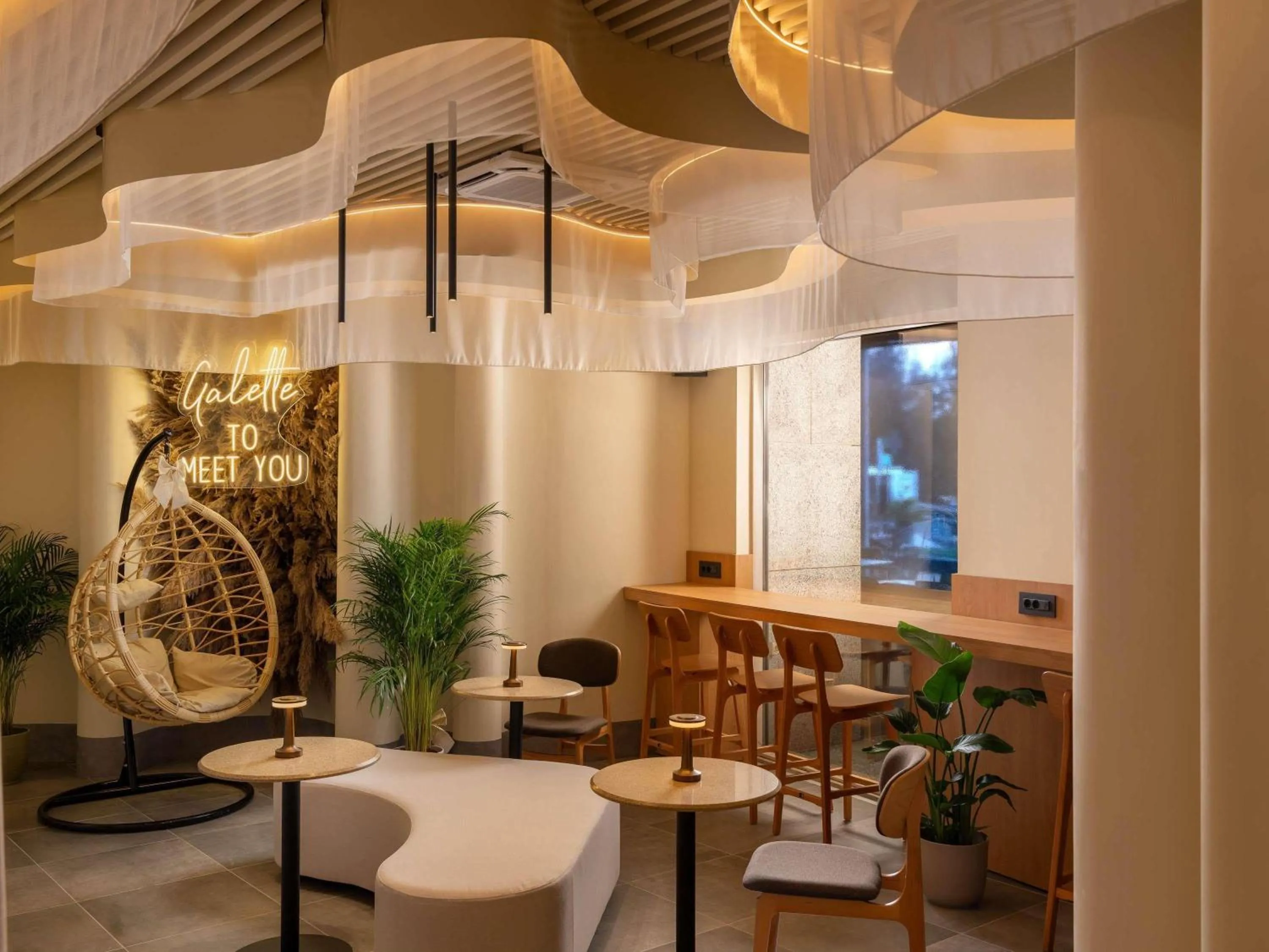 Restaurant/places to eat in Pullman Bucharest World Trade Center