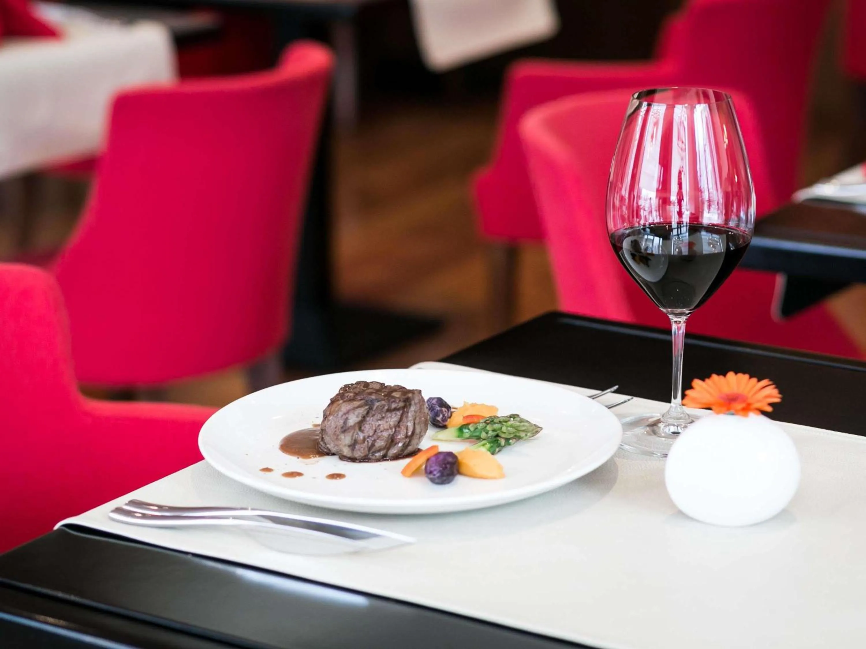 Restaurant/places to eat in Pullman Bucharest World Trade Center