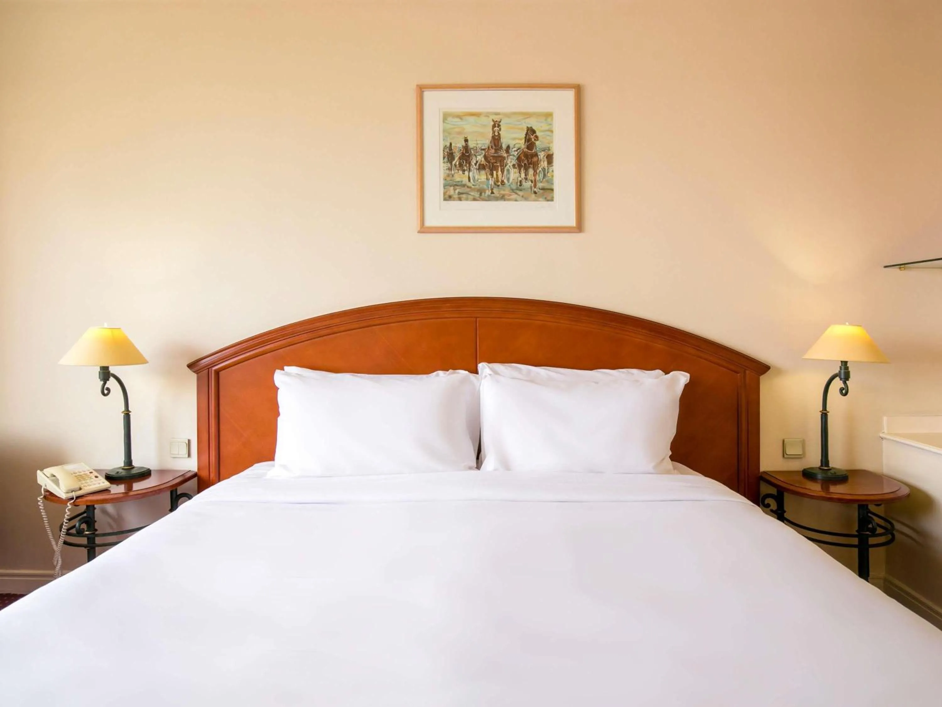 Bedroom, Bed in Pullman Bucharest World Trade Center