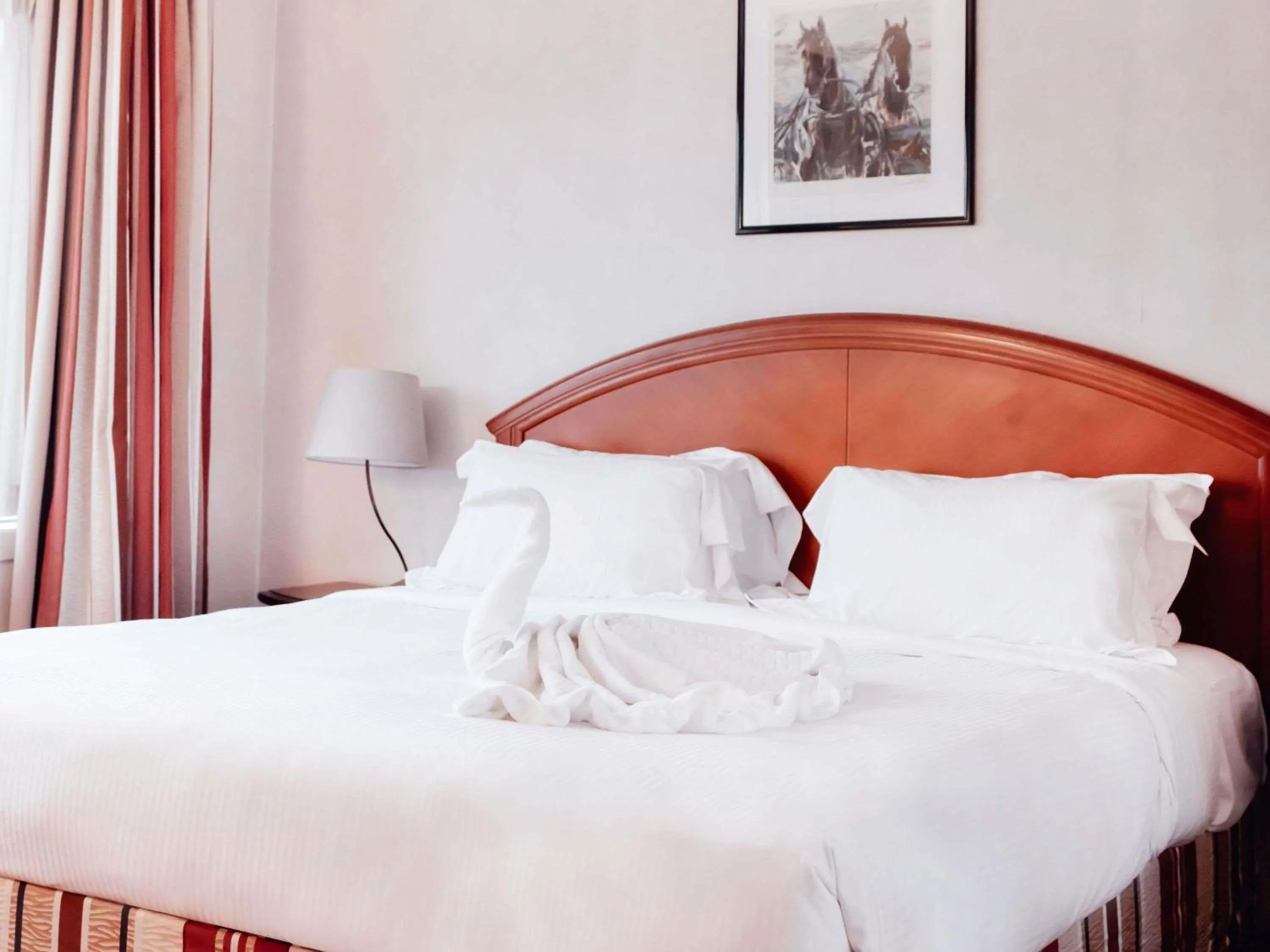 Property building, Bed in Pullman Bucharest World Trade Center