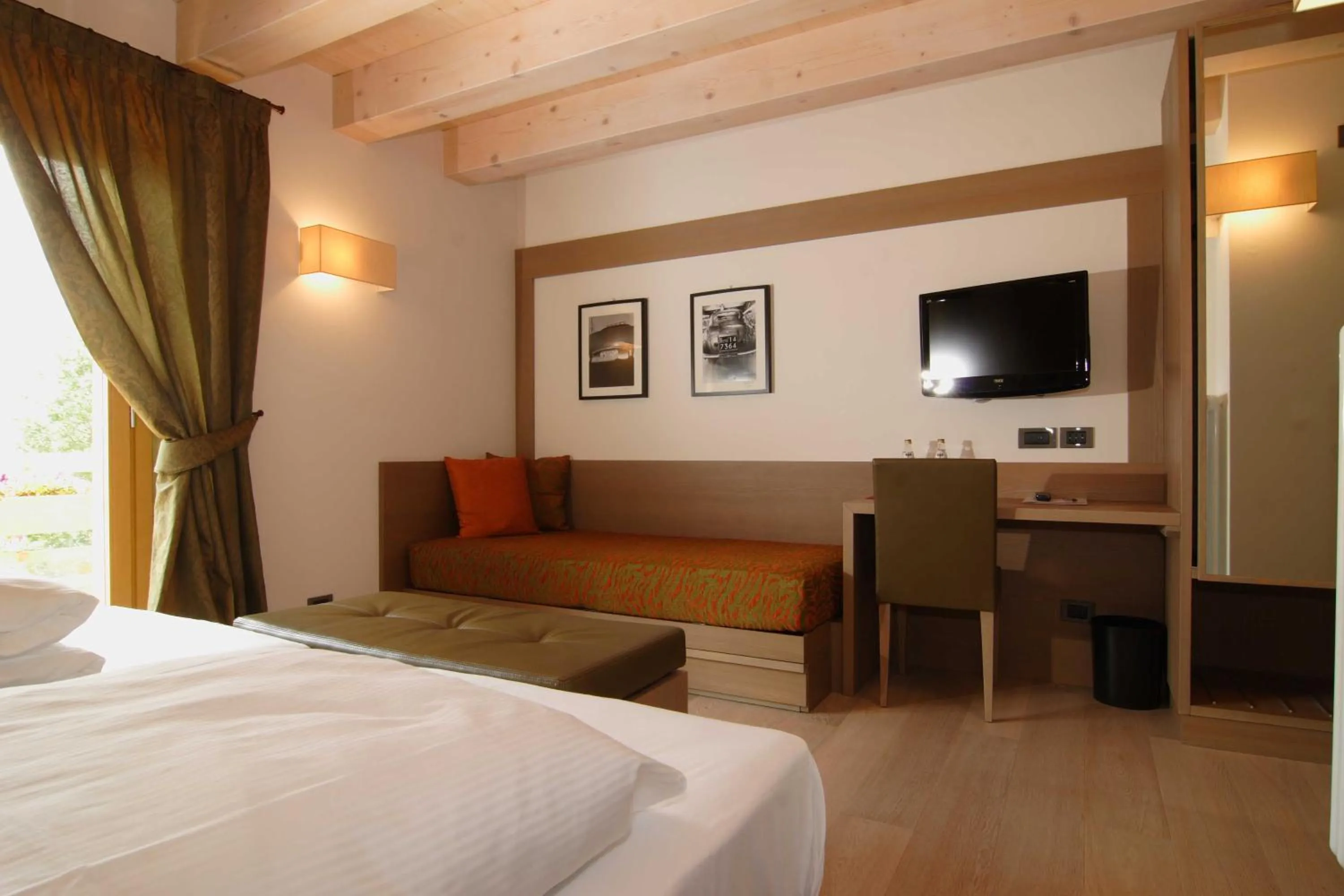 Decorative detail, Bed in Dolomiti Lodge Villa Gaia