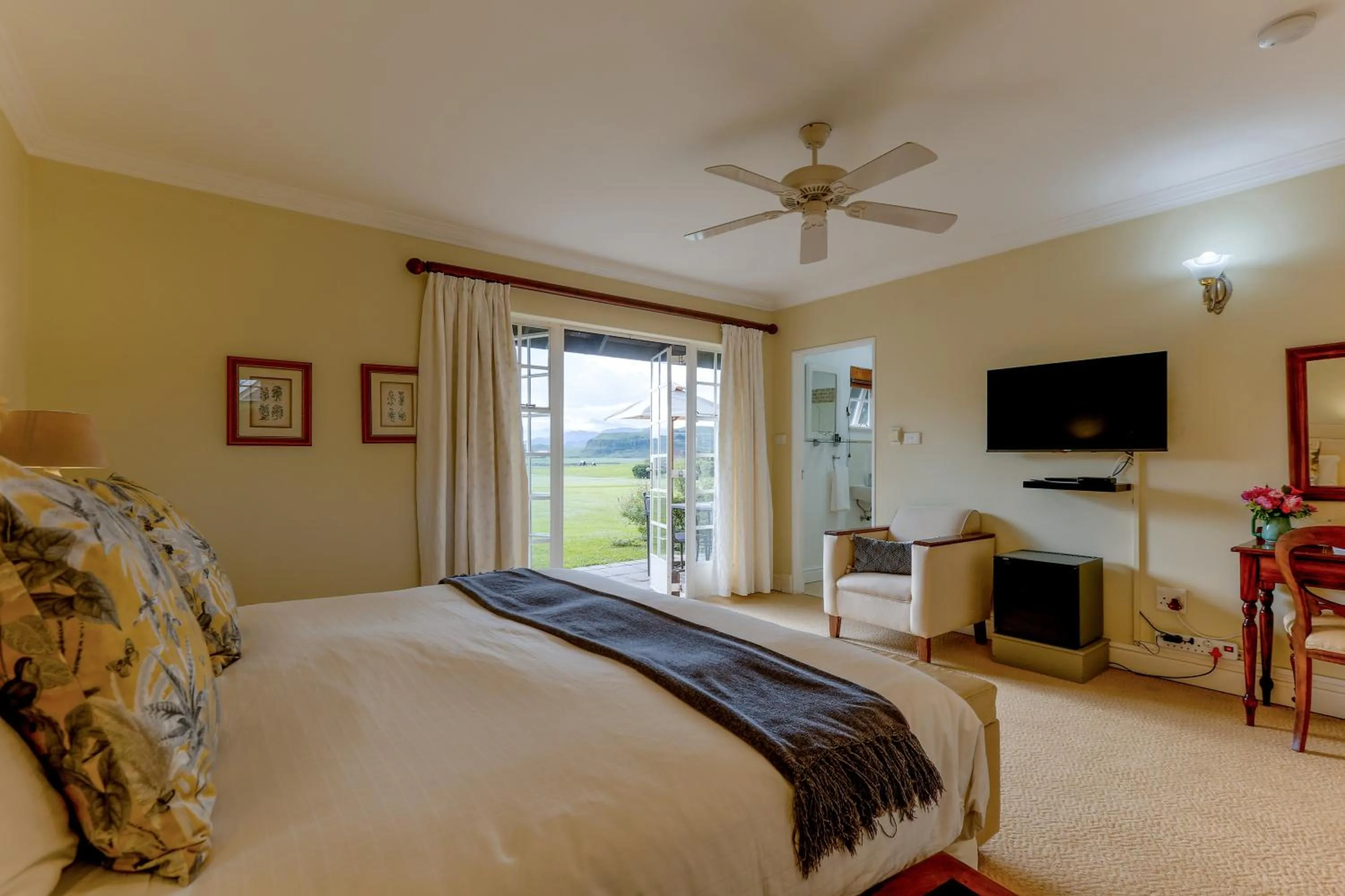 TV and multimedia, Bed in Moorcroft Manor Boutique Country Hotel