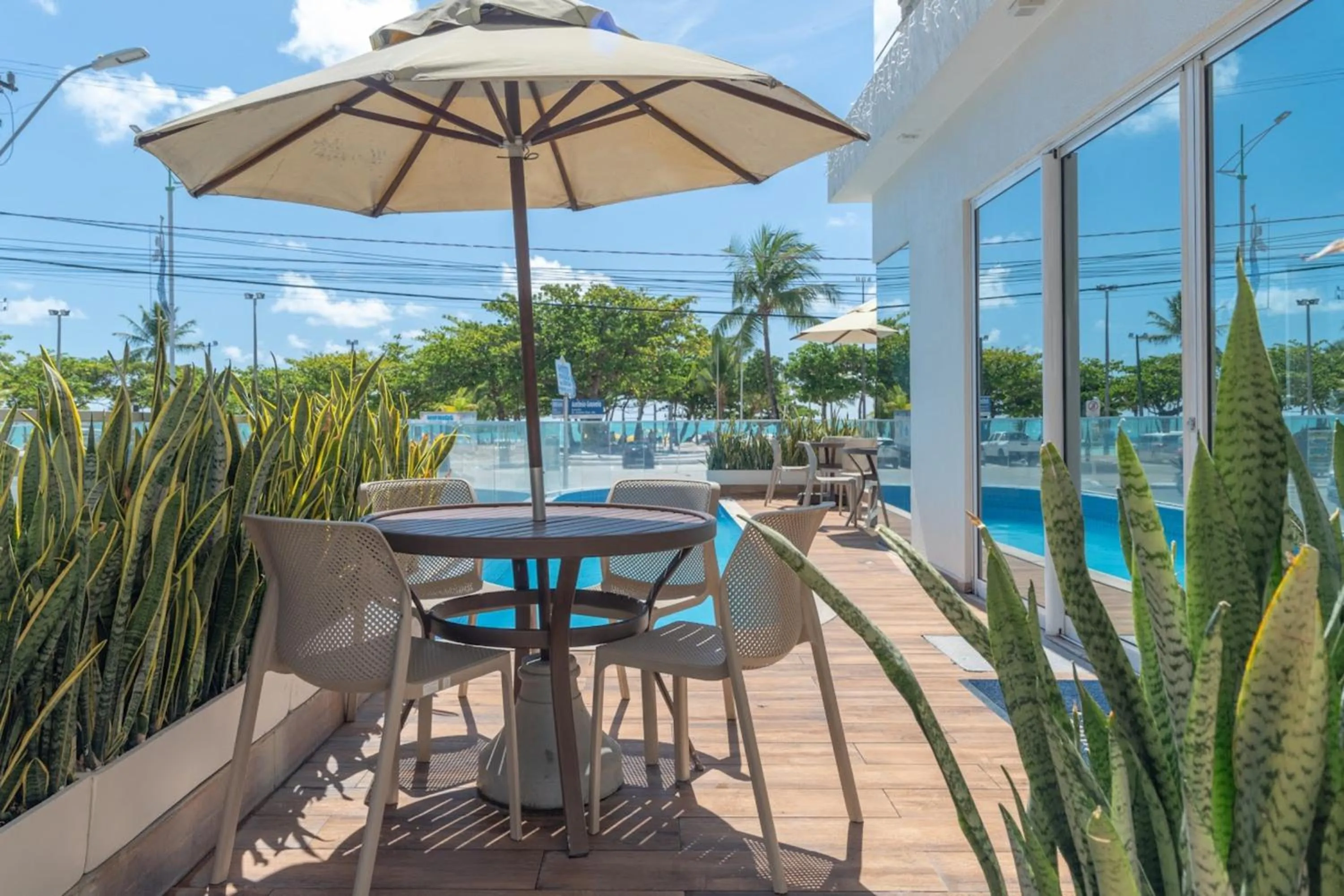 Swimming pool in Hotel Praia Bonita Jangadeiros Pajuçara