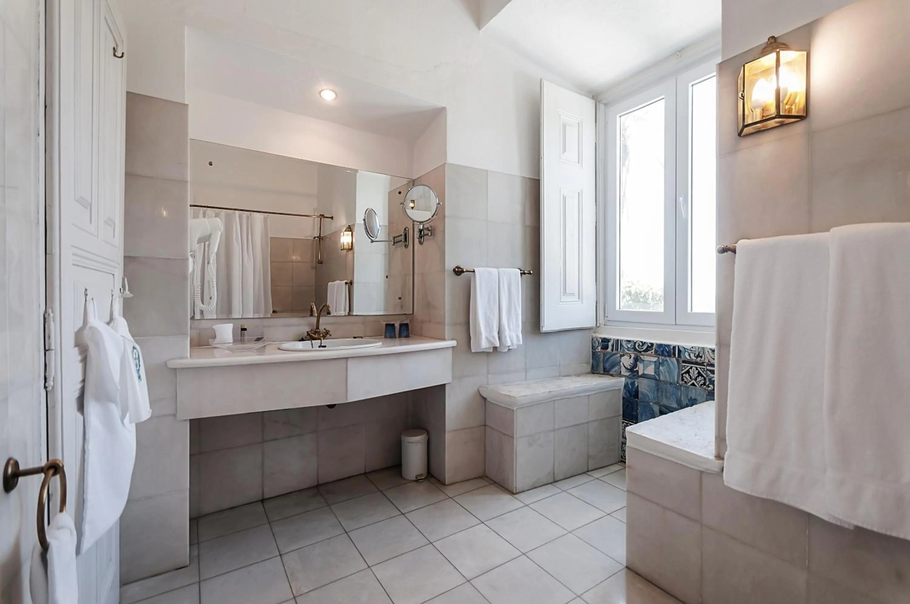 Toilet, Bed in Convento Sao Paulo - Hotel Rural