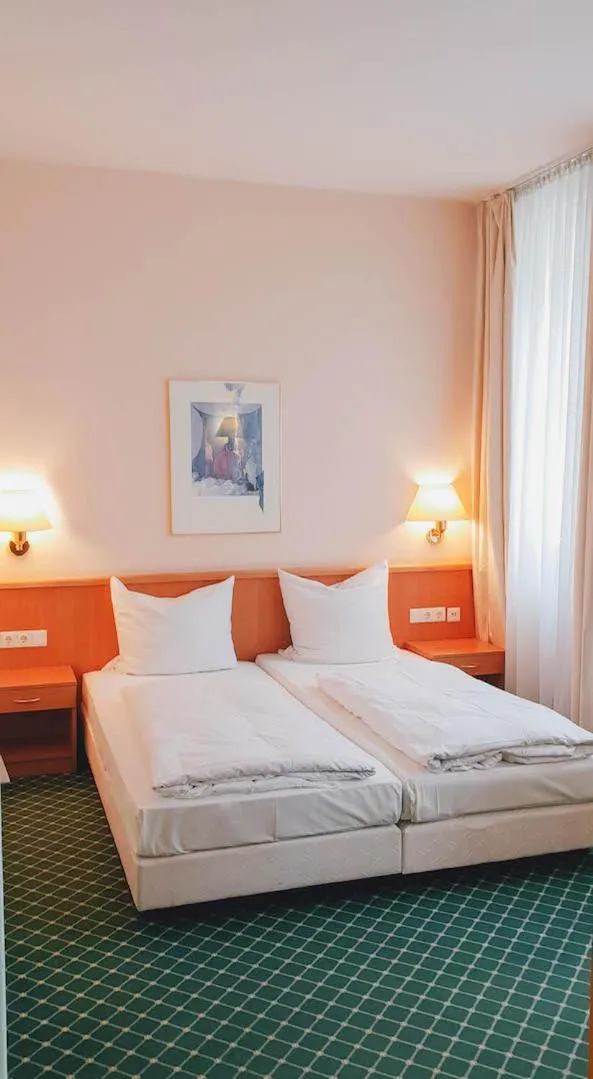Photo of the whole room, Bed in Hotel "Helle Mitte" Berlin