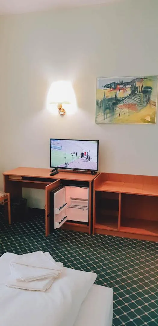 Photo of the whole room, Bed in Hotel "Helle Mitte" Berlin