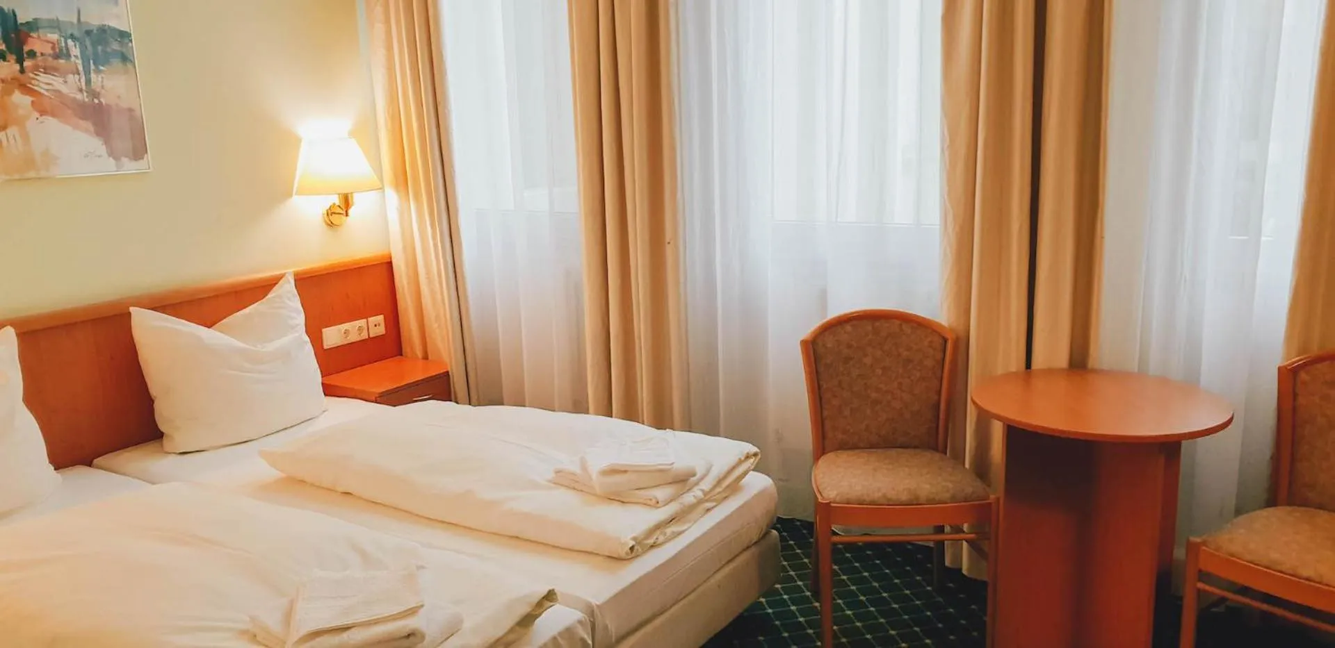 Photo of the whole room, Bed in Hotel "Helle Mitte" Berlin