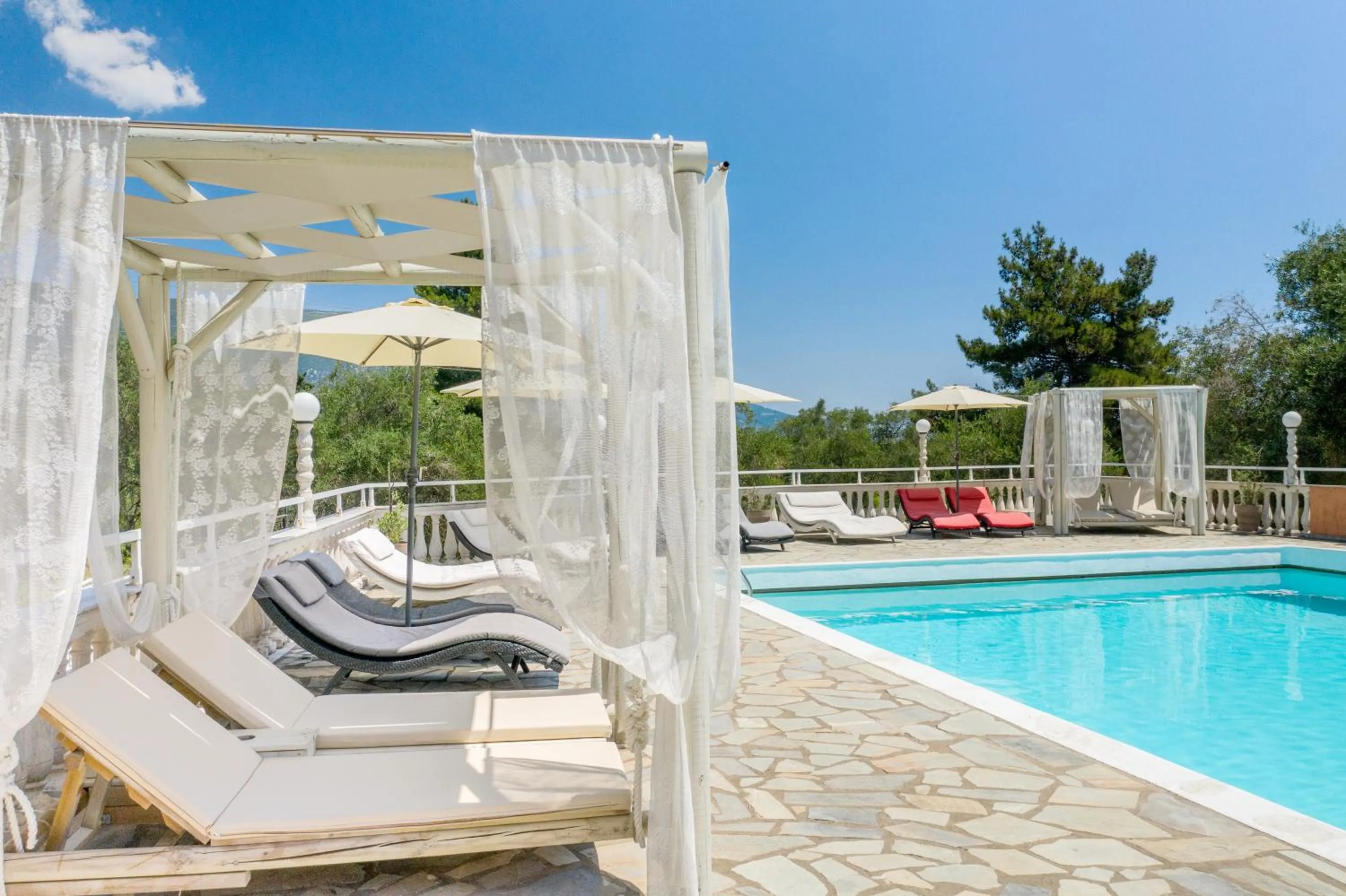 Swimming pool in Victoria Hill Hotel