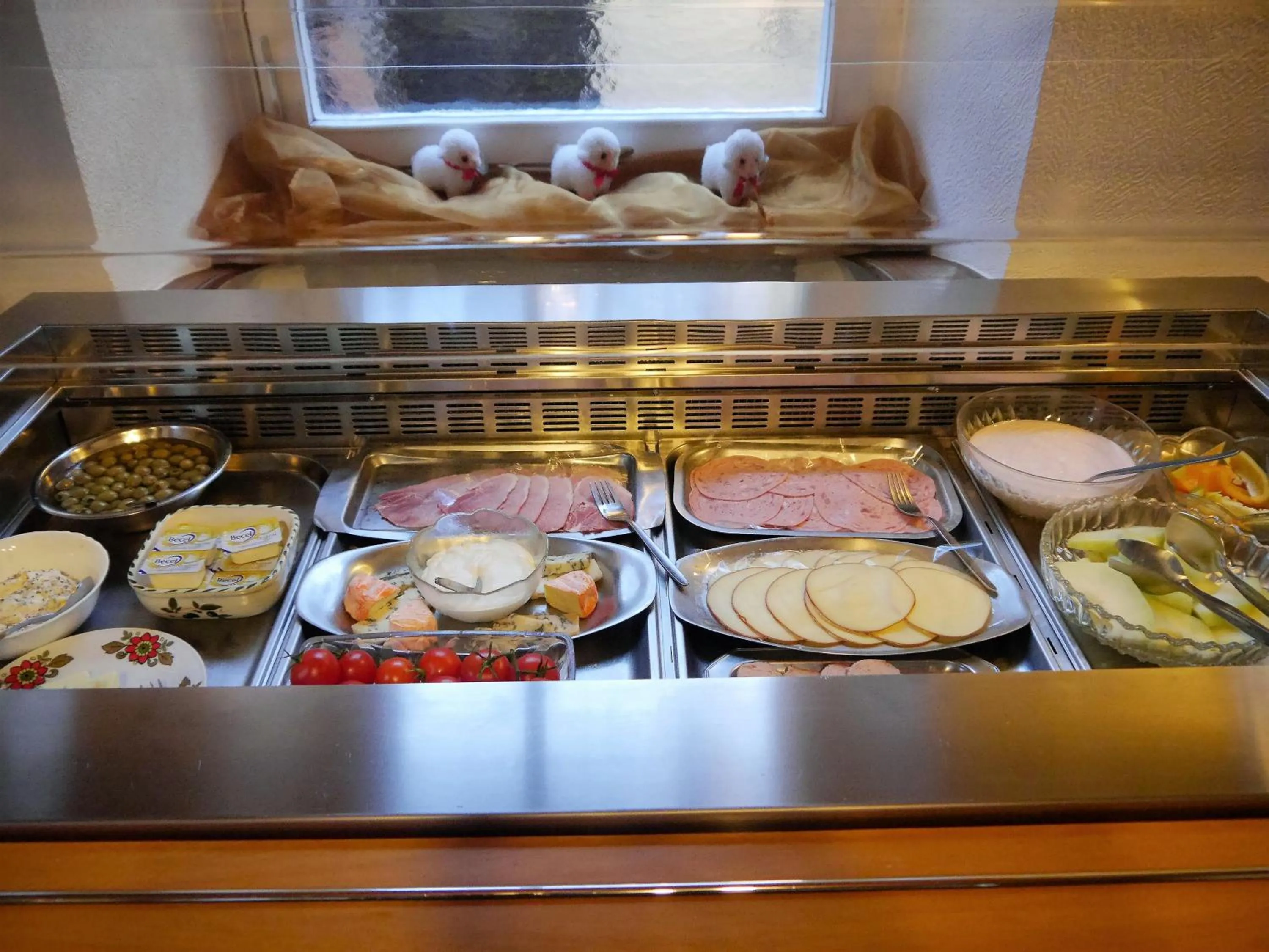 Buffet breakfast in Hotel-Gasthof-Destille-Eisenbahn