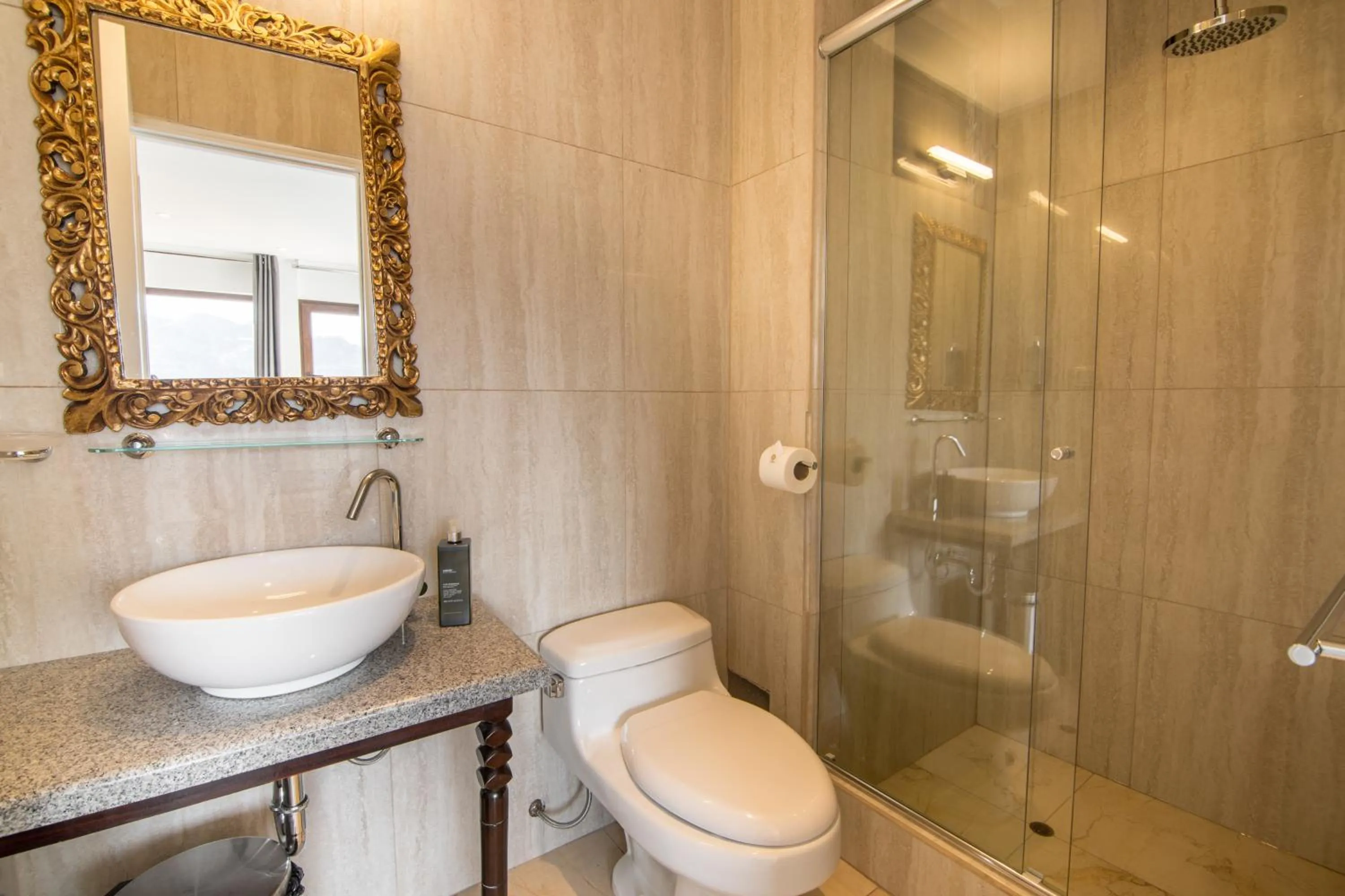 Shower in Tariq Boutique