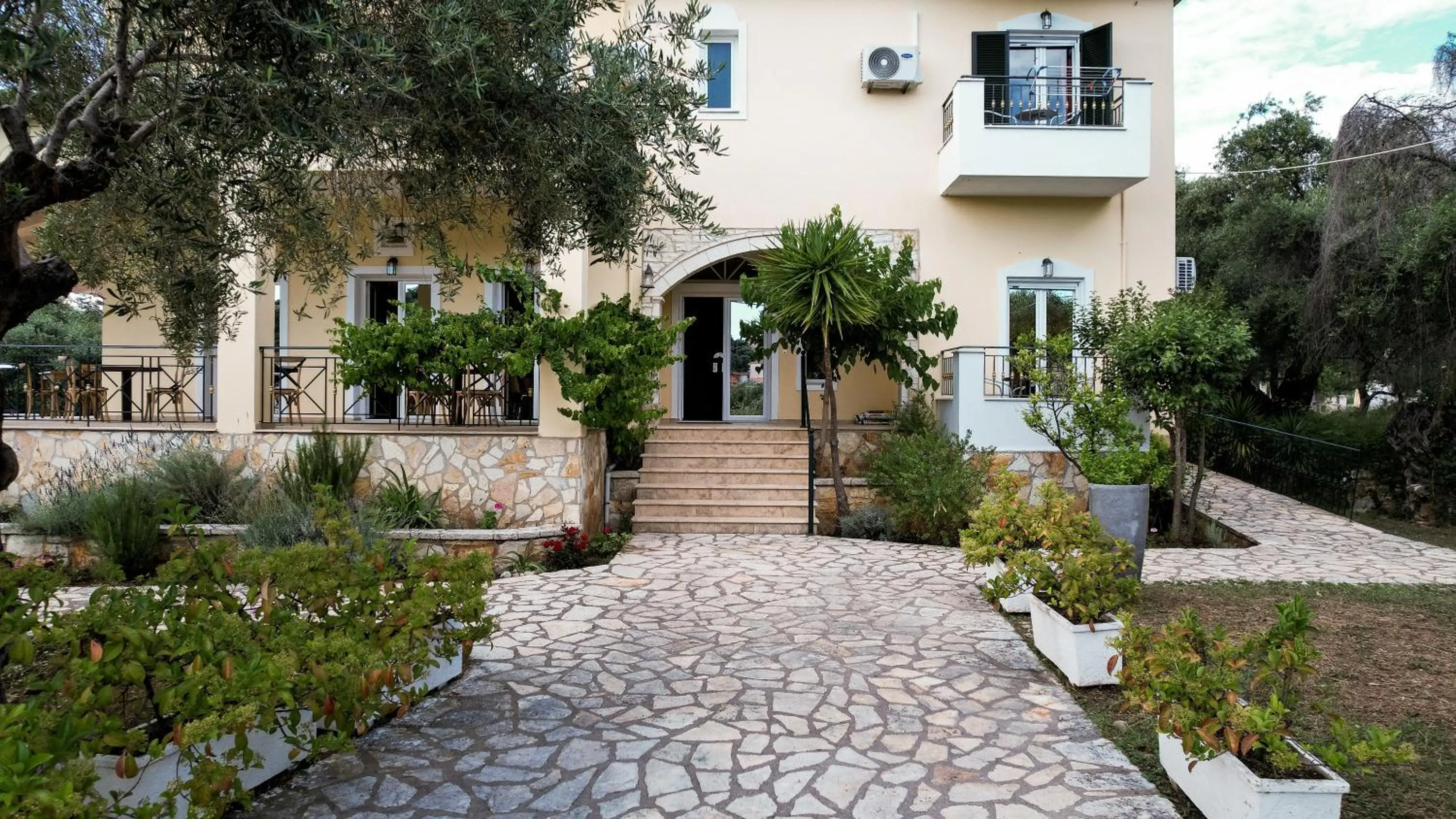 Chrisovalanto Hotel