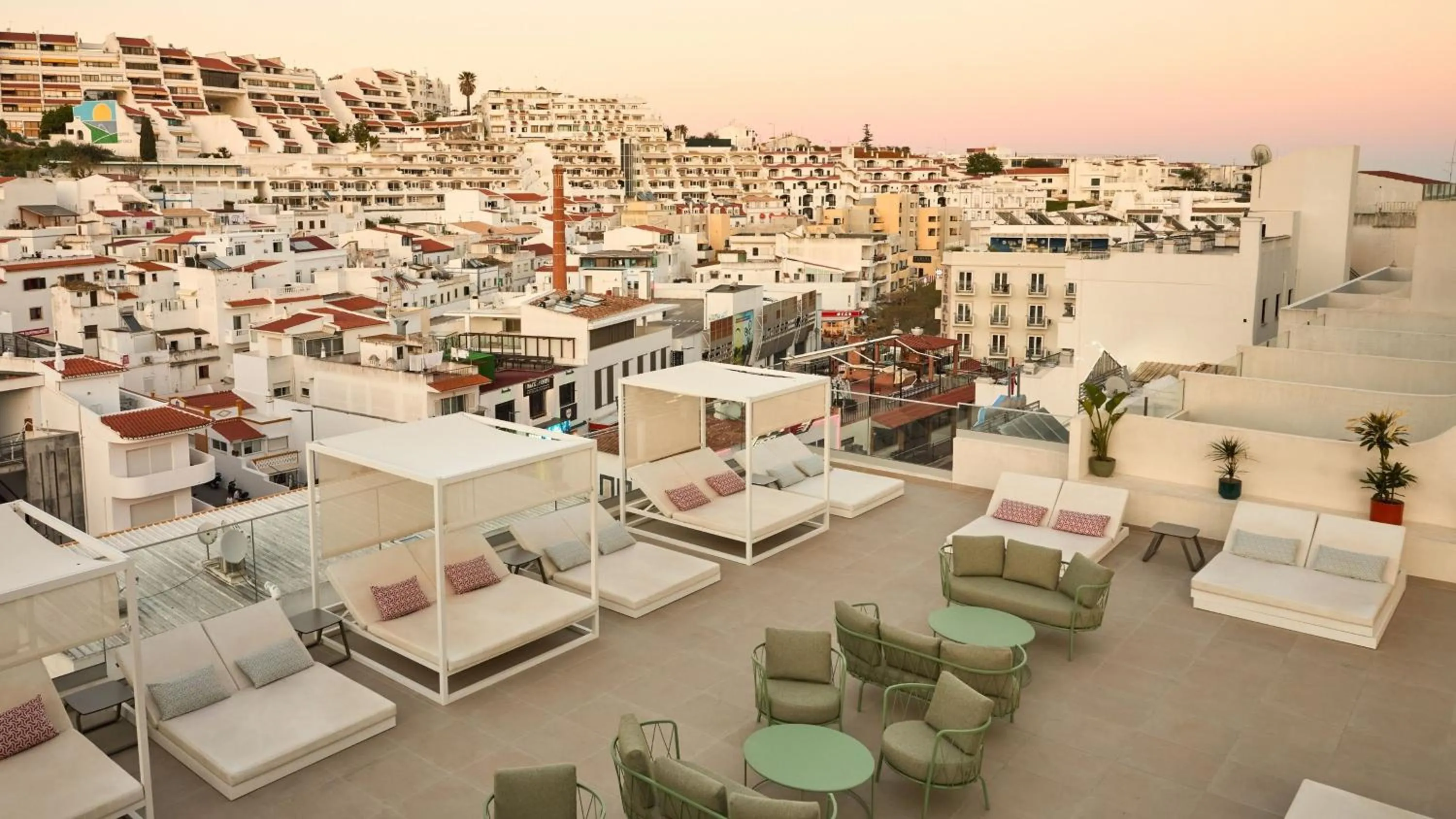 Lounge or bar in Hotel Indigo Albufeira by IHG