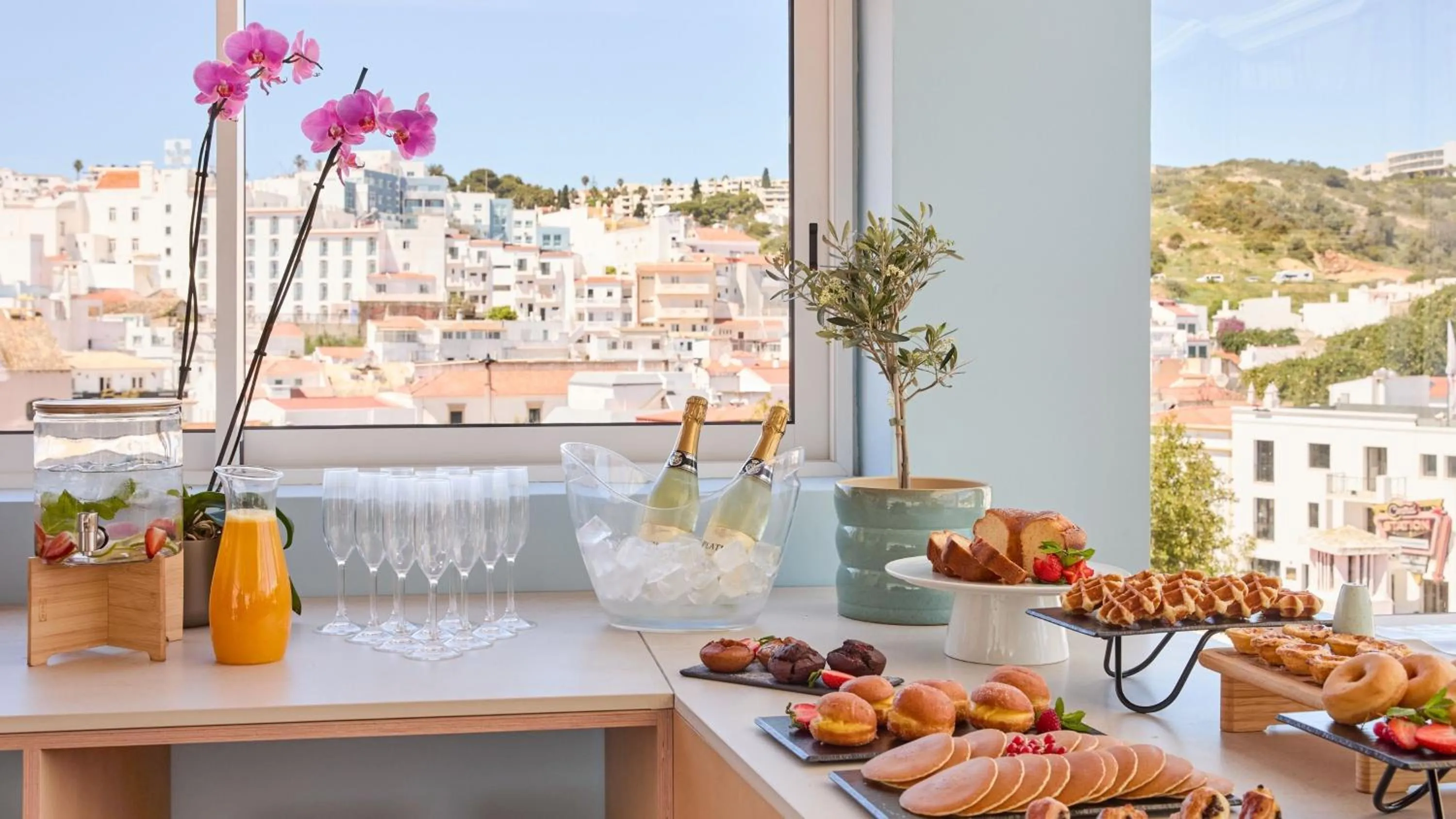 Breakfast in Hotel Indigo Albufeira by IHG