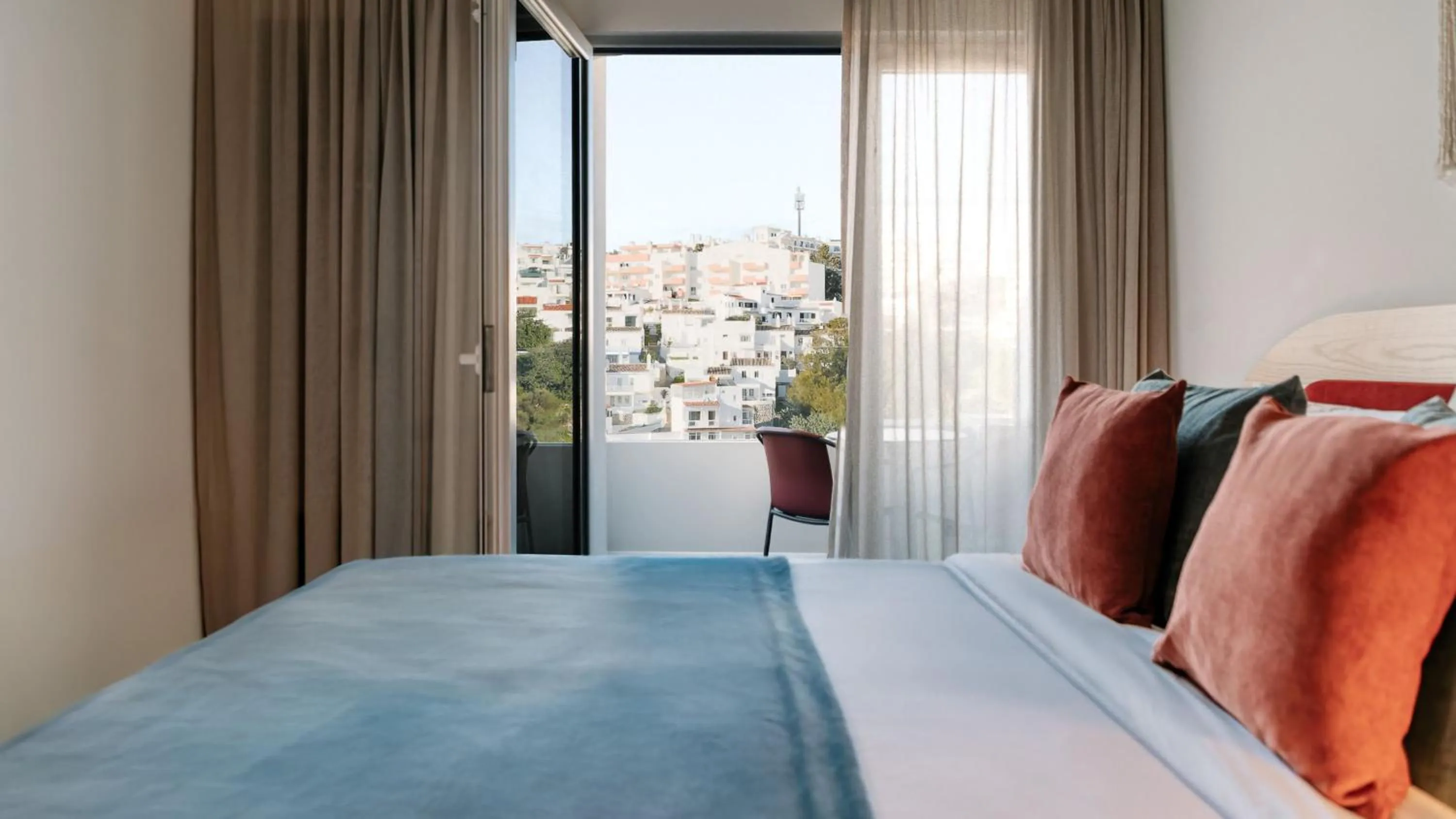 Photo of the whole room, Bed in Hotel Indigo Albufeira by IHG