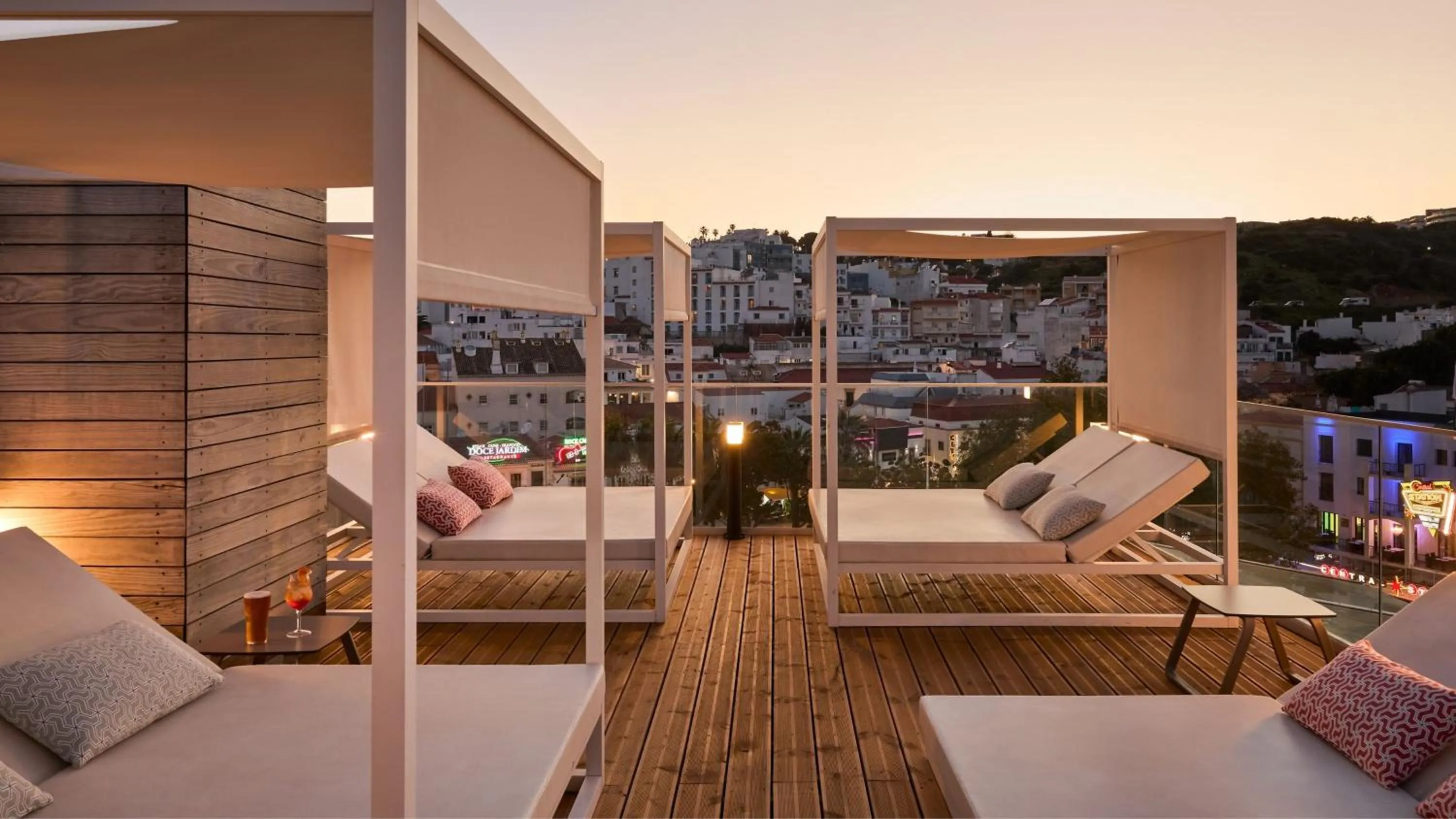 Lounge or bar in Hotel Indigo Albufeira by IHG