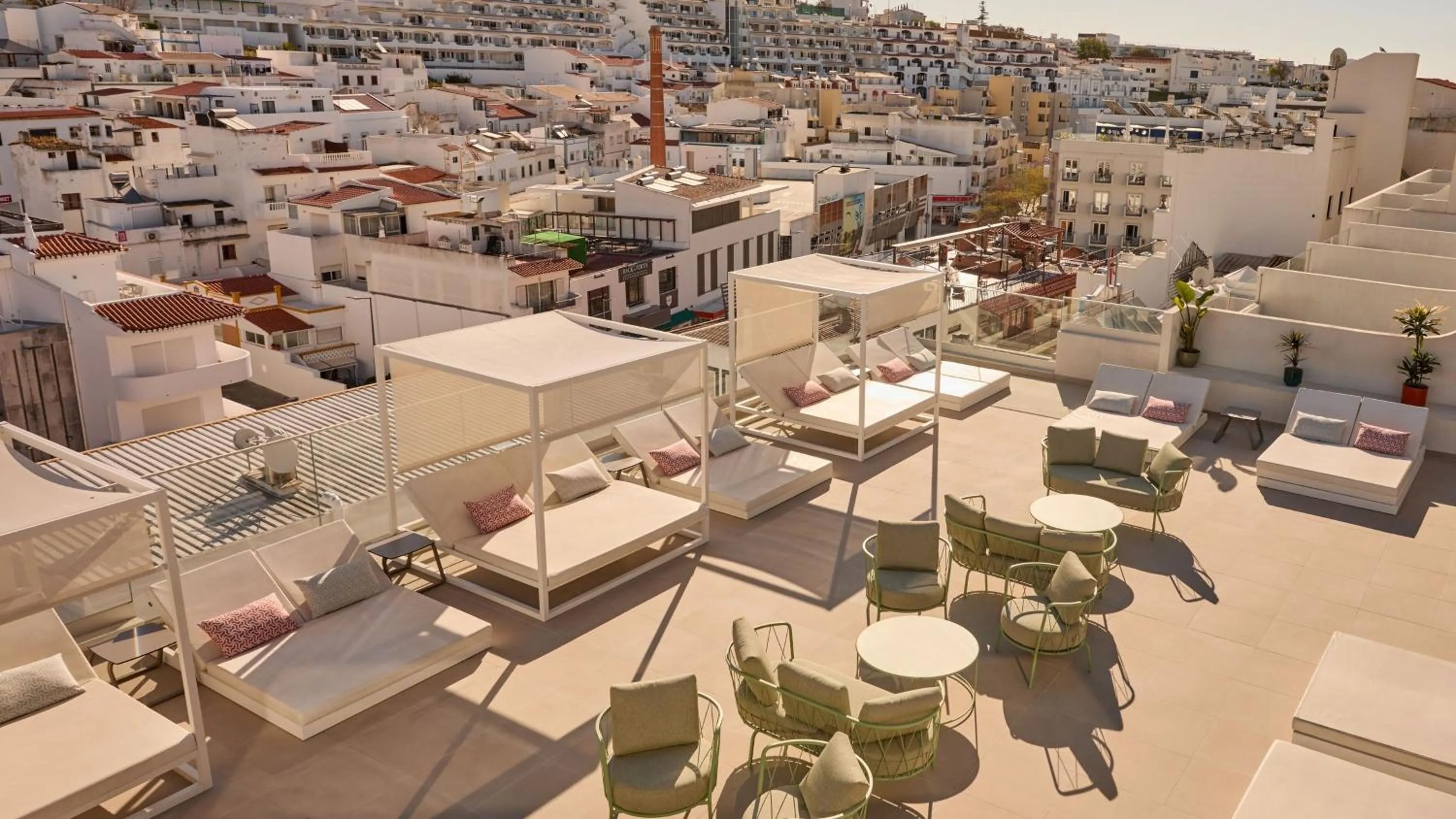 Lounge or bar in Hotel Indigo Albufeira by IHG