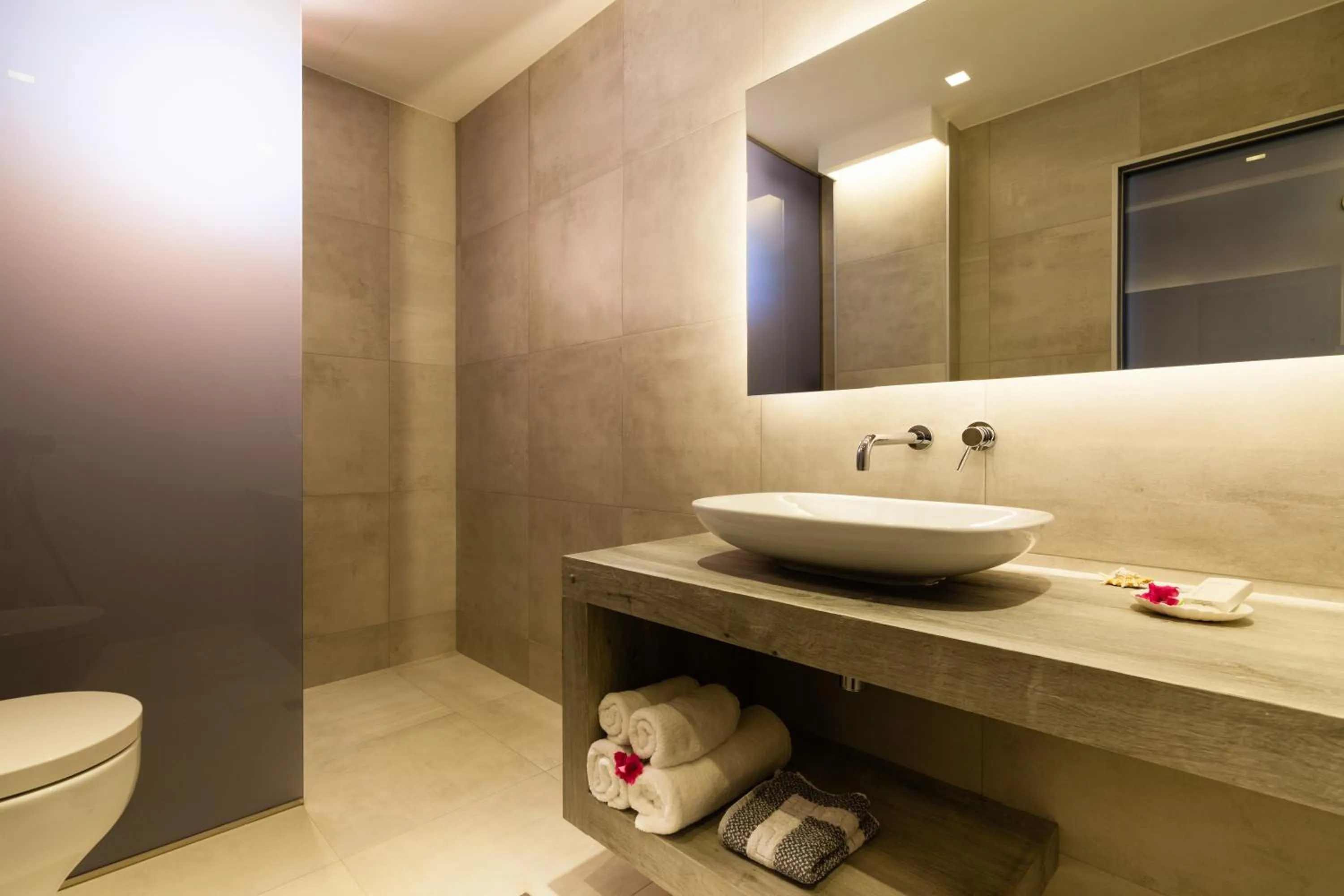 Shower in Sirens Beach & Village