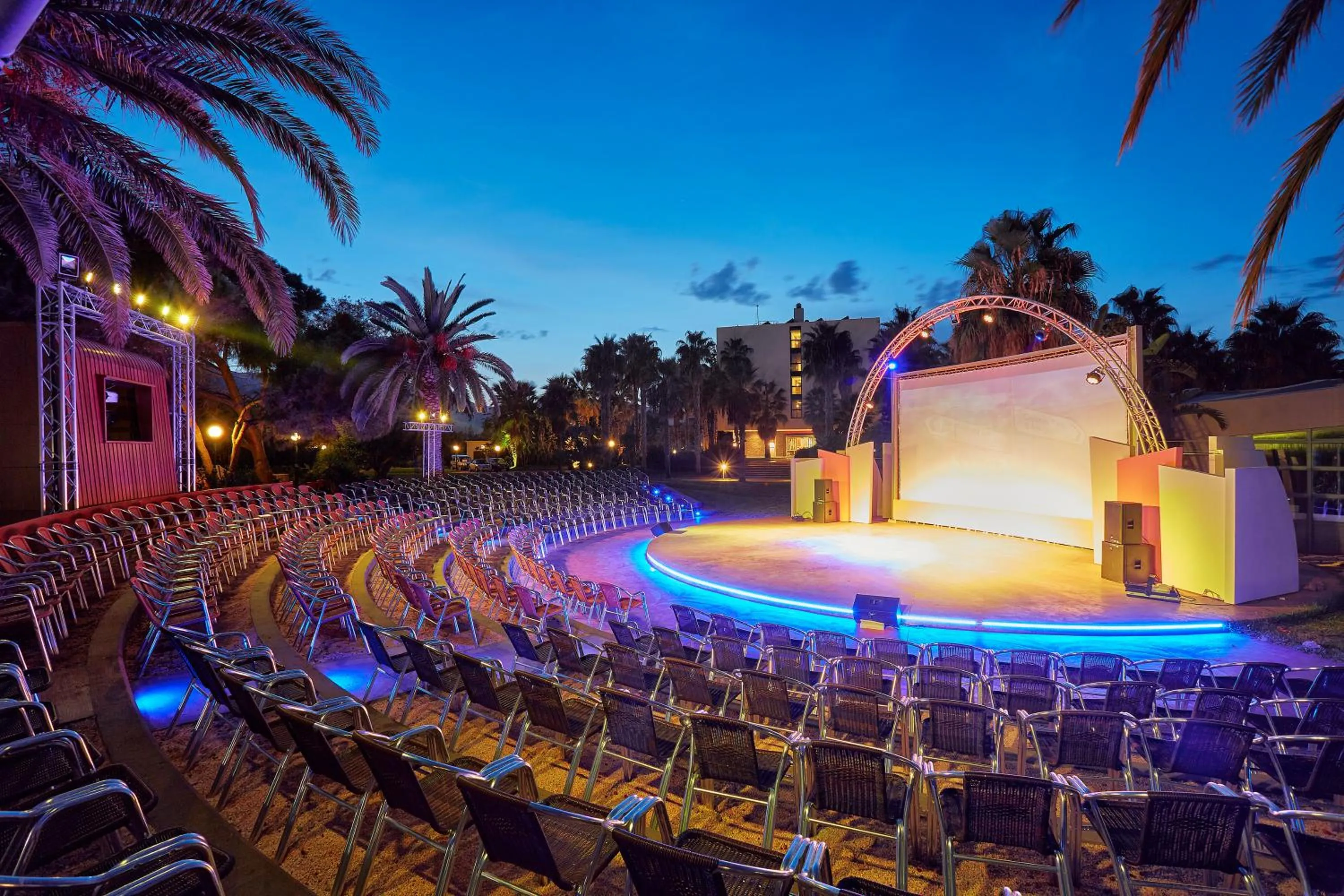 Evening entertainment in Sirens Beach & Village