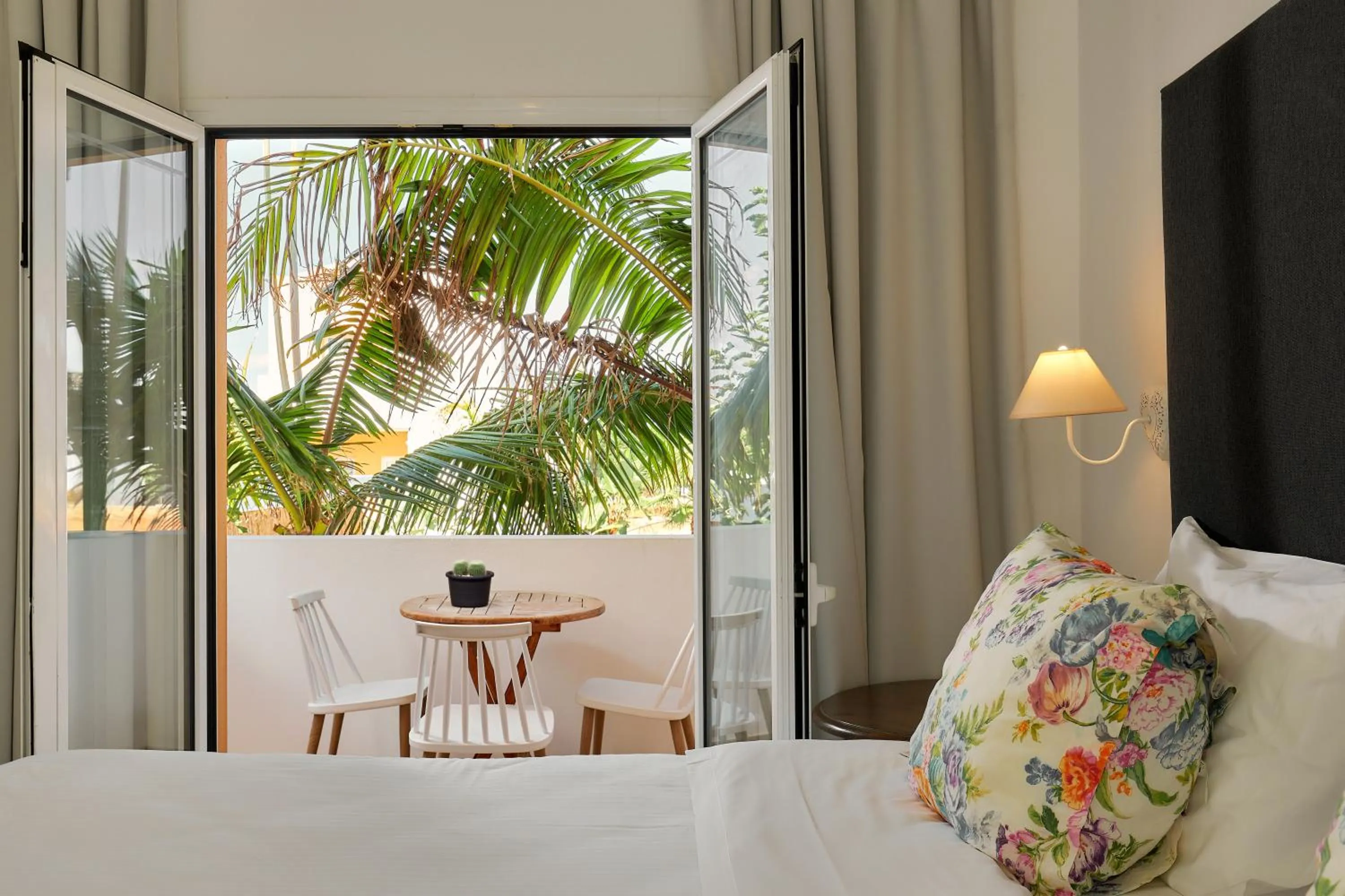 Balcony/Terrace, Bed in Sirens Beach & Village