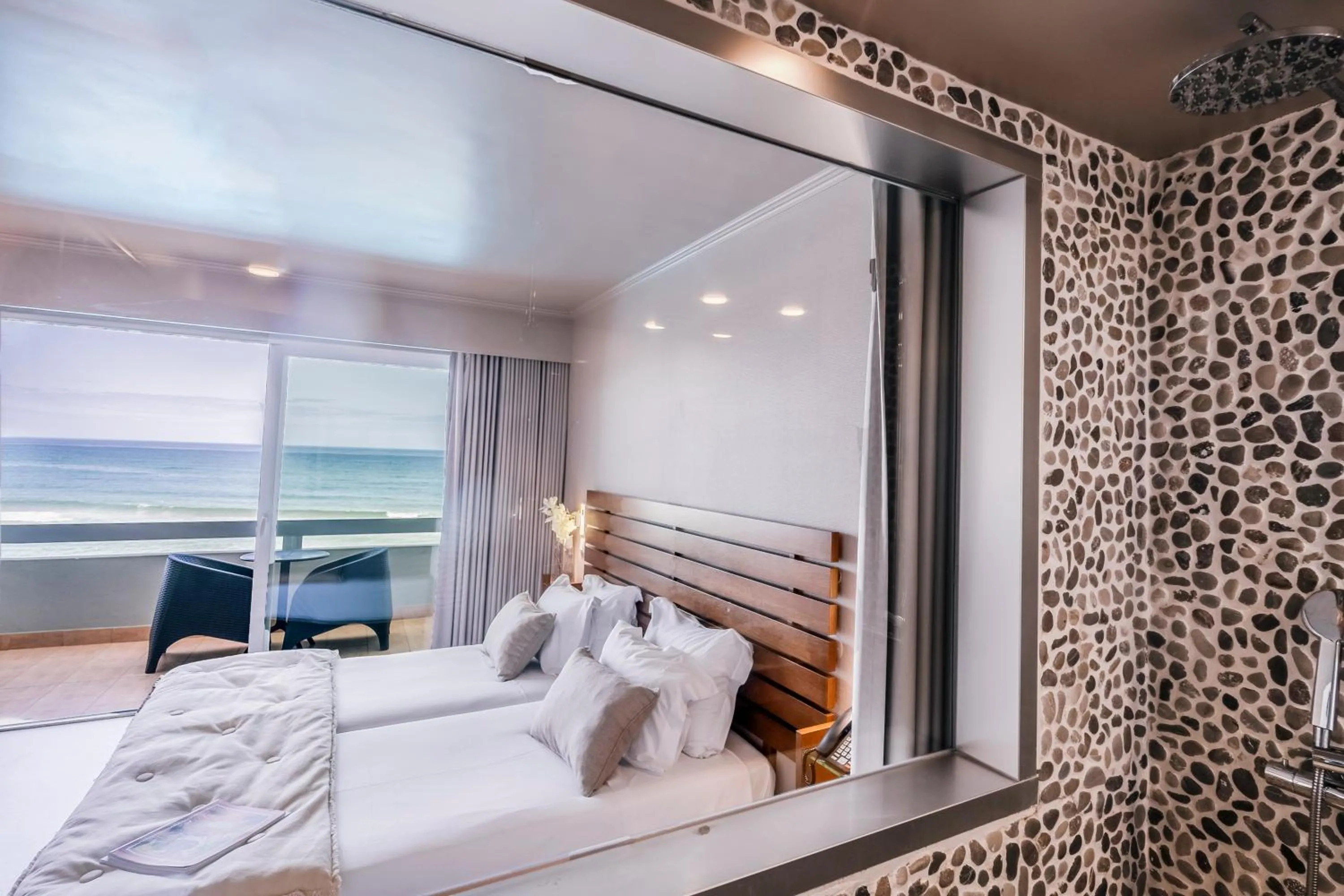 Bathroom, Bed in Arribas Sintra Hotel