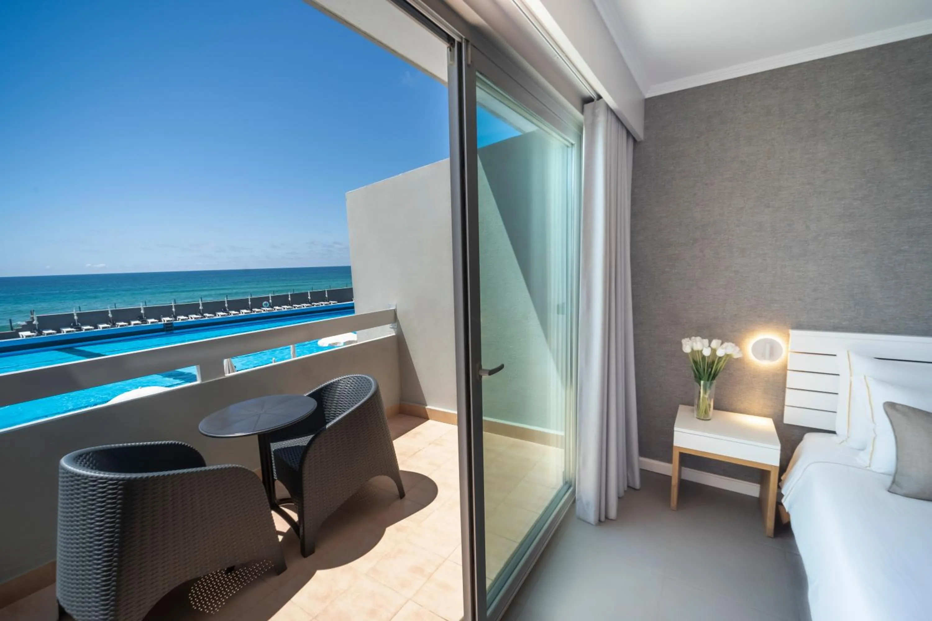 Balcony/Terrace, Bed in Arribas Sintra Hotel