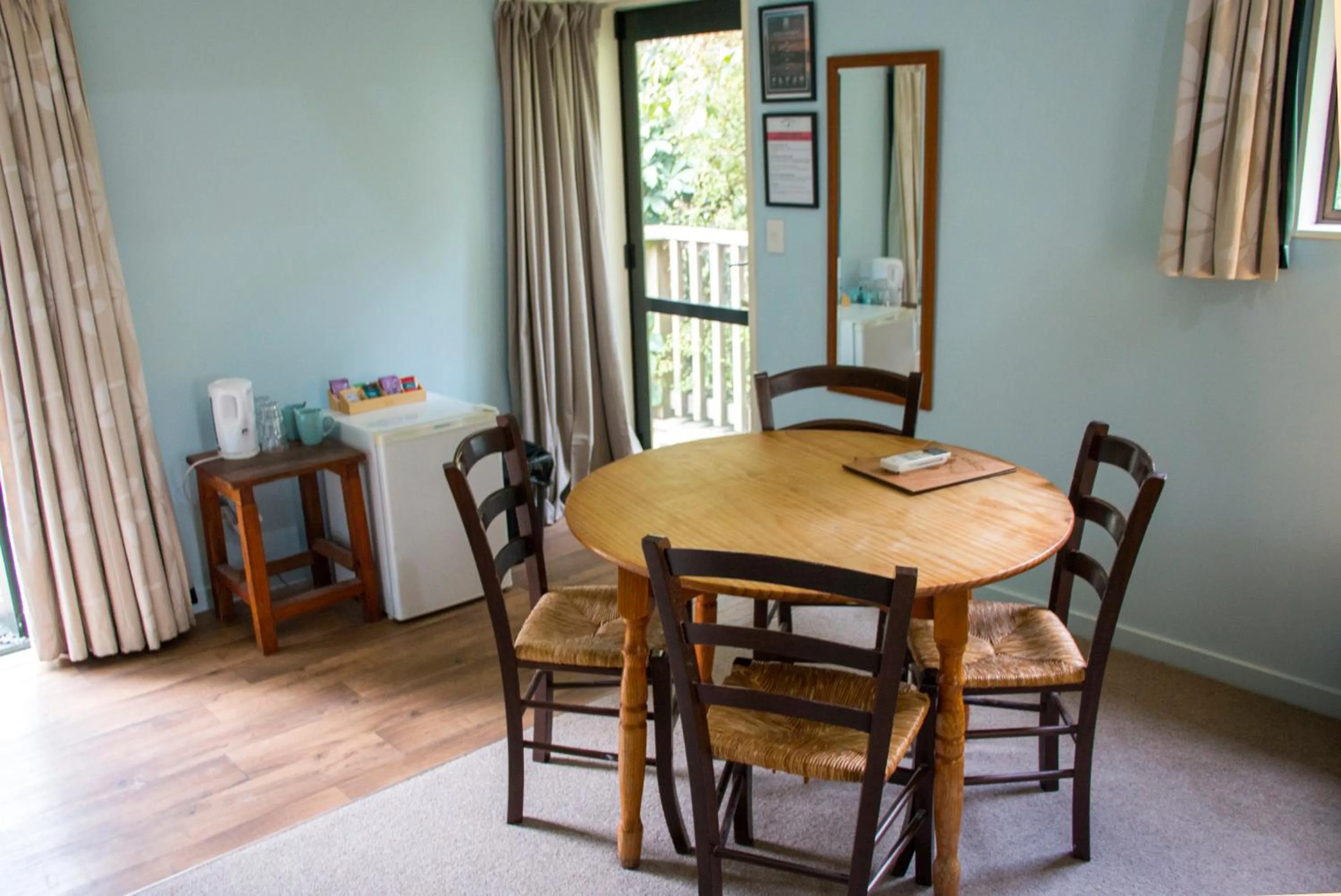 Photo of the whole room in River Valley Lodge